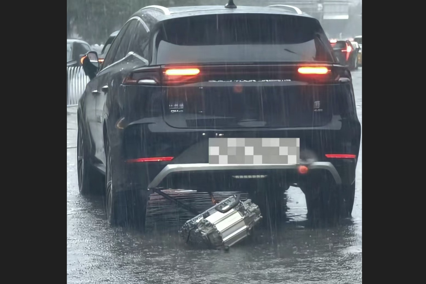 BYD phủ nhận lỗi của nhà sản xuất trong vụ ô tô "đẻ" mô-tơ điện giữa đường