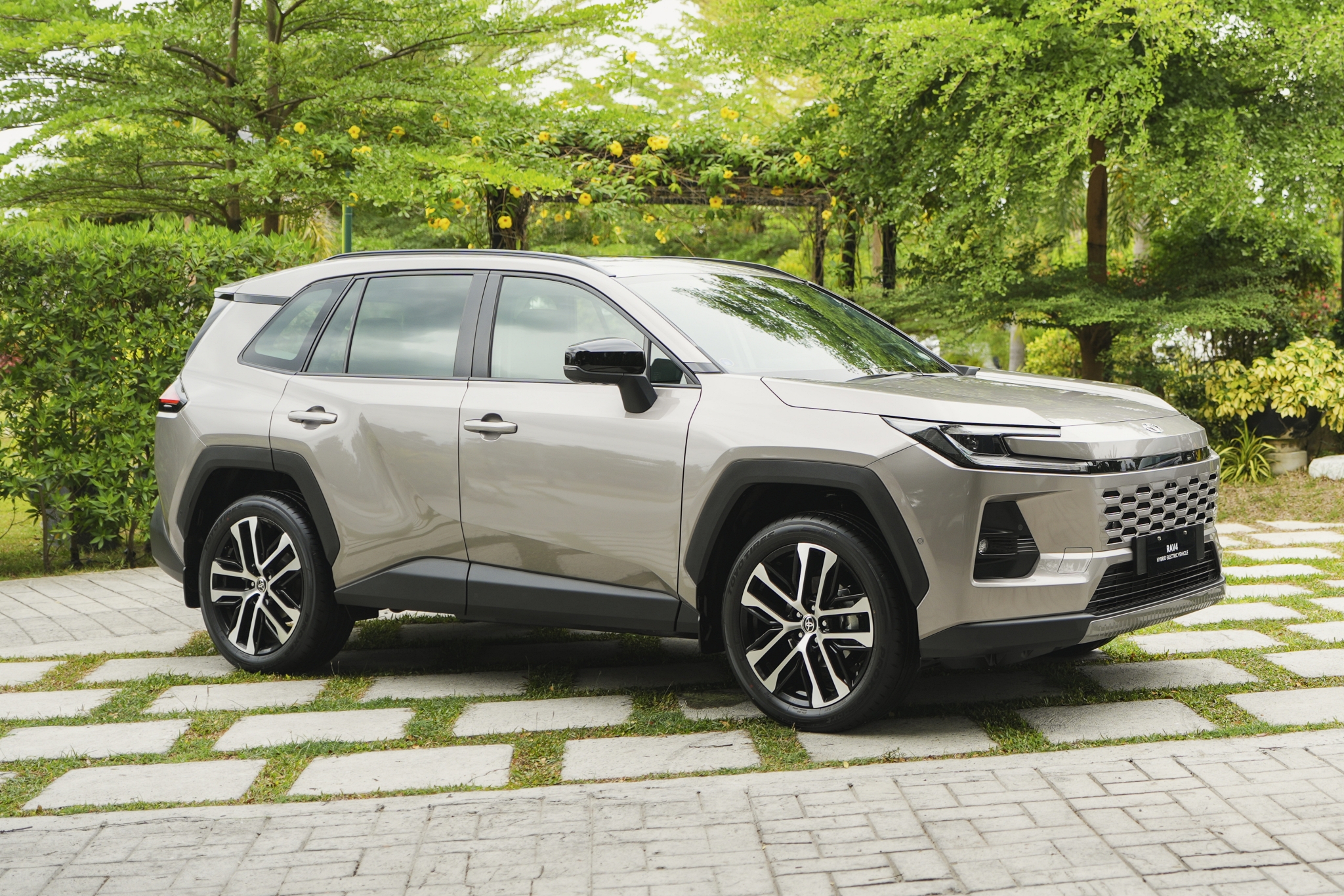 Toyota cảnh báo nạn "bia kèm lạc", đội giá các mẫu xe "hot"