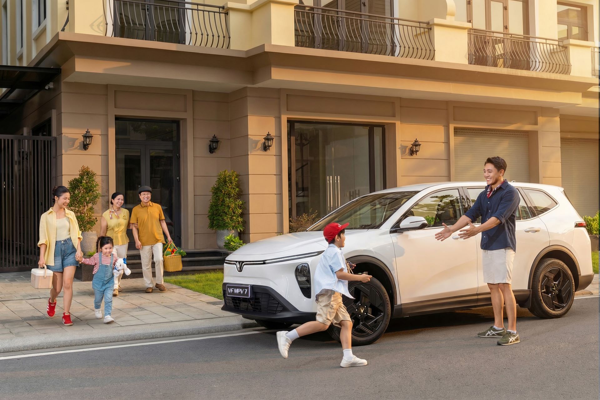 Gia đình mê du lịch chọn VinFast VF MPV 7: Đi hàng trăm km mà ai cũng khỏe
