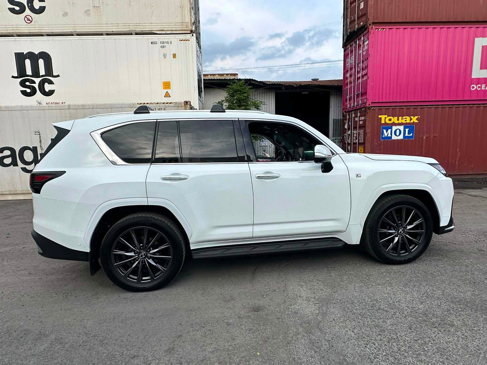 Lexus LX 700h đầu tiên cập cảng Việt Nam, dùng động cơ hybrid 457 mã lực, bản F Sport đậm chất thể thao