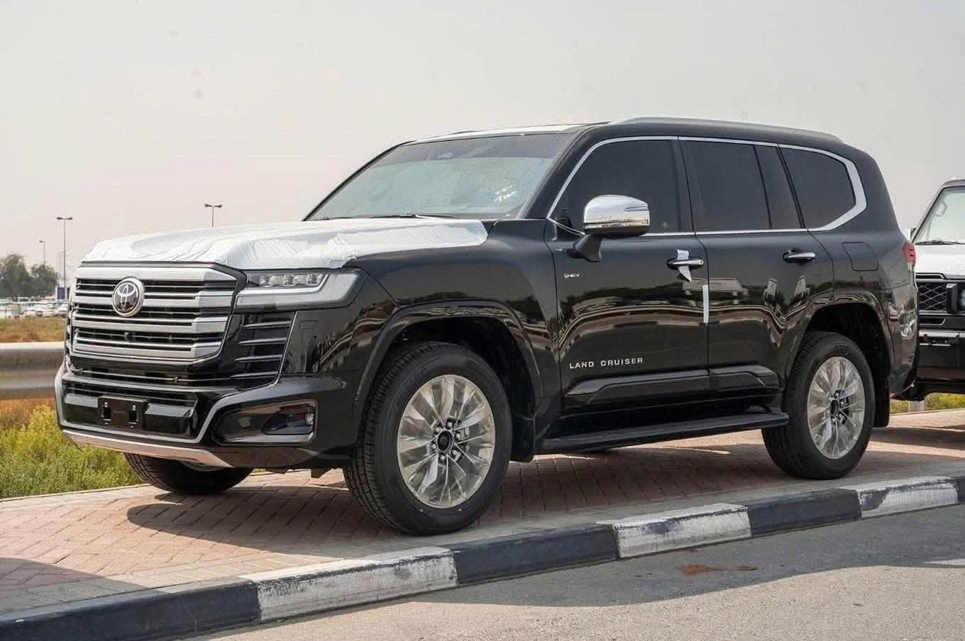 Toyota Land Cruiser Hybrid chưa bán chính hãng đã bị hét giá, khách Việt có thể phải trả thêm gần 1 tỷ đồng
