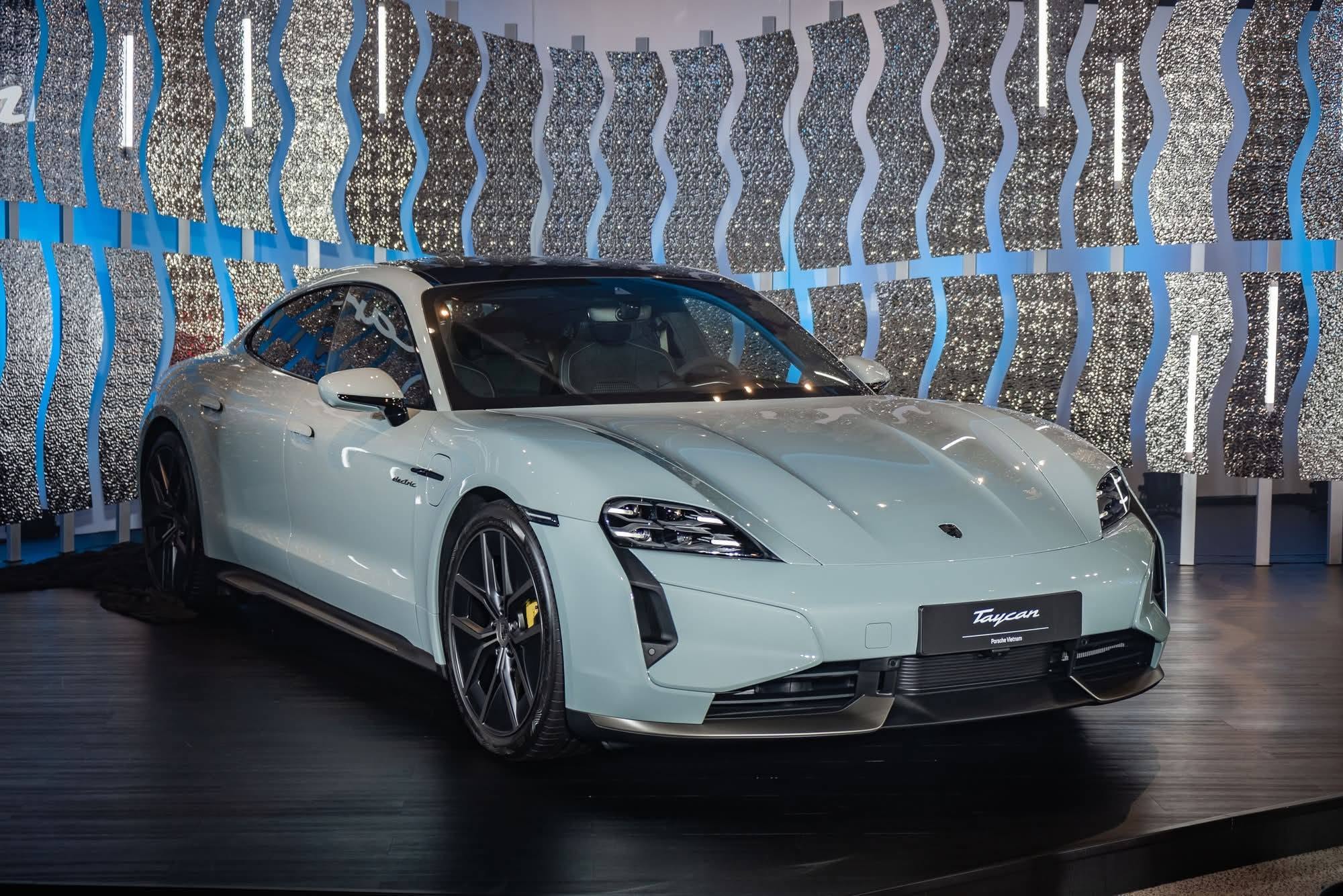 Porsche Taycan chưa bị khai tử, nhưng doanh số lao dốc khiến tương lai trở nên khó đoán