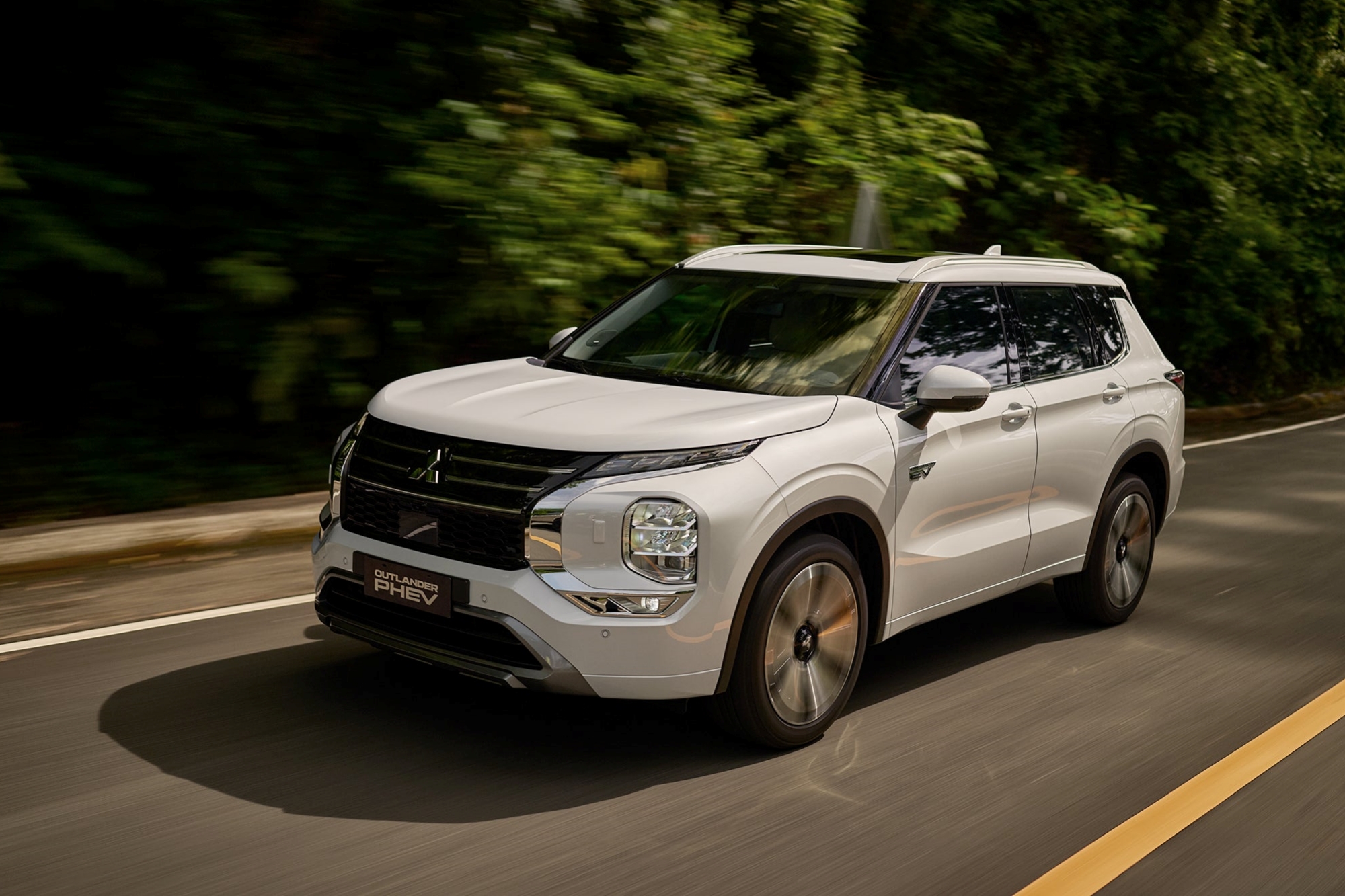 Mitsubishi Outlander PHEV 2026 ra mắt Đông Nam Á với 302 mã lực, 100km/lần sạc, có cơ hội về Việt Nam