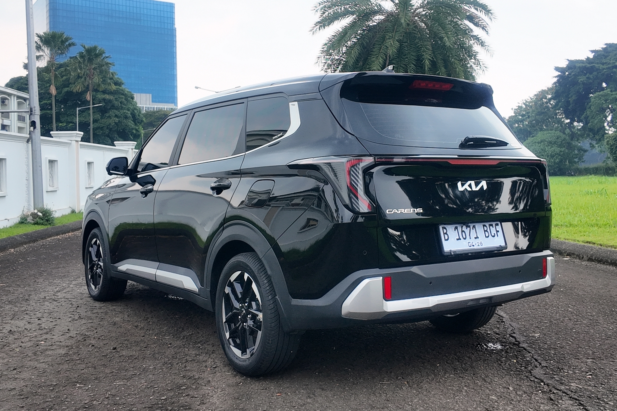 Các tấm ốp nhựa ở cản xe và cánh cửa được làm dày dặn và góc cạnh hơn (Ảnh: Kabaroto).