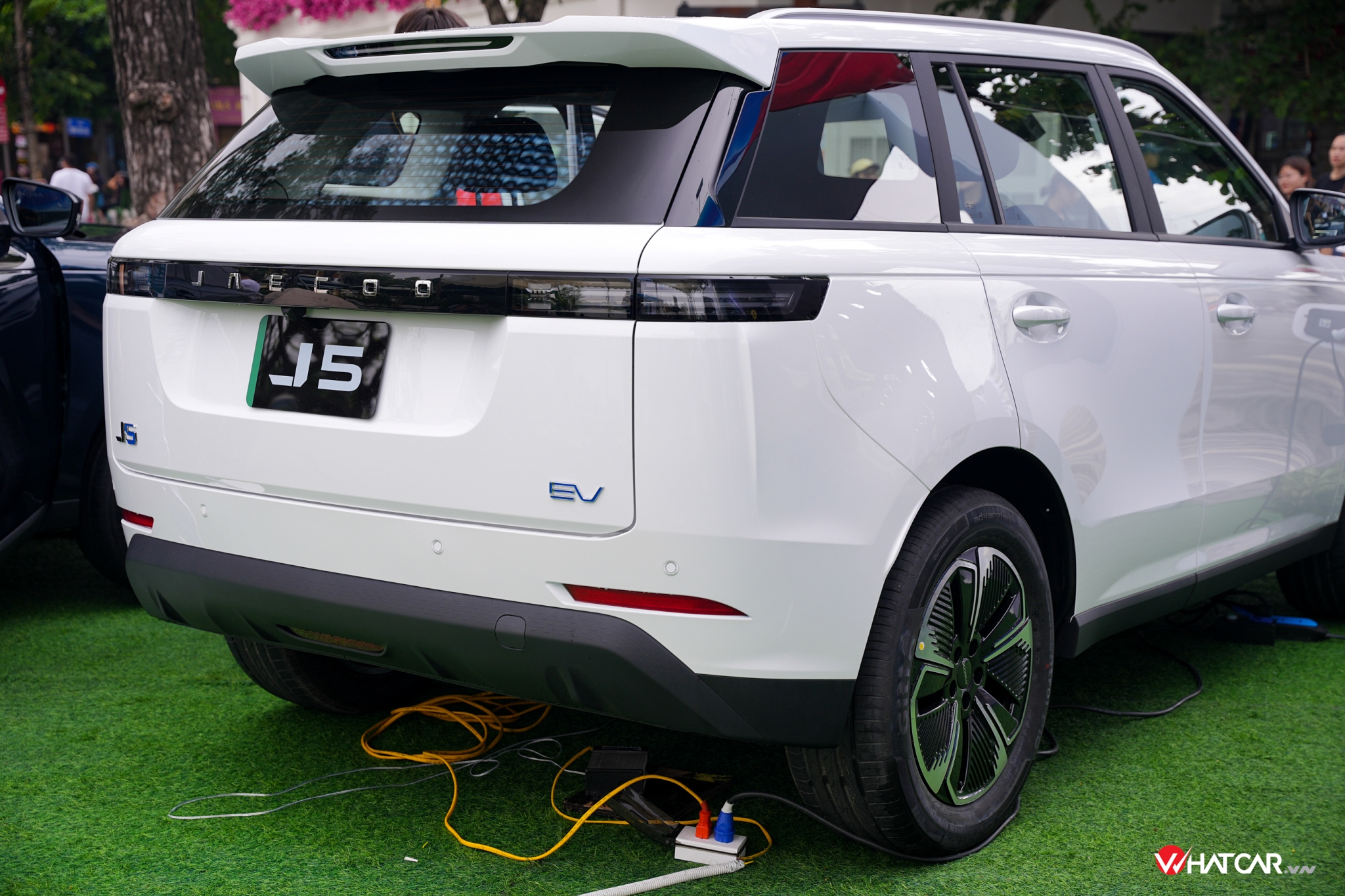 Tương tự các xe thuần điện đồng hạng, Jaecoo J5 EV được trang bị hệ thống treo phía sau dạng liên kết đa điểm (Ảnh: Bình Trần).