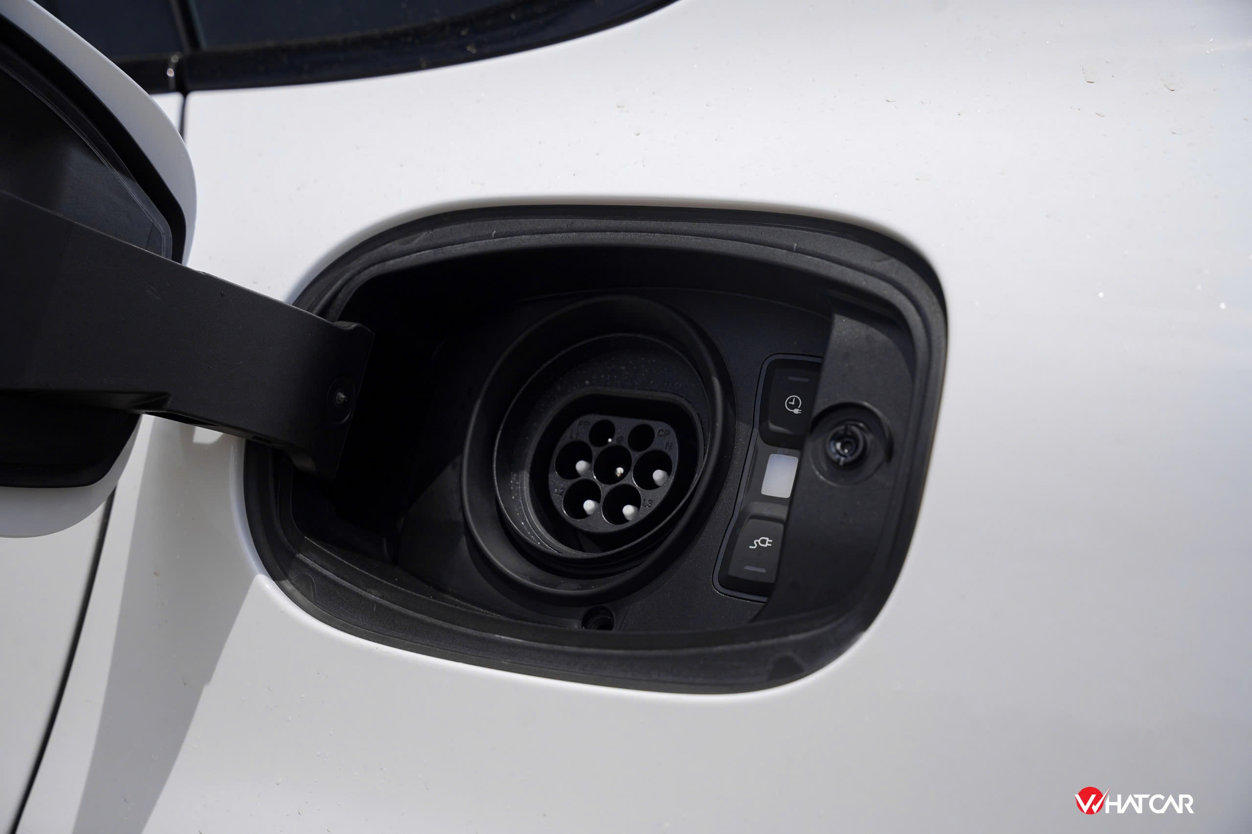 Mặc dù là chiếc PHEV, nhưng Porsche Cayenne E-Hybrid lại chỉ có 1 cổng sạc AC chuẩn Type2.