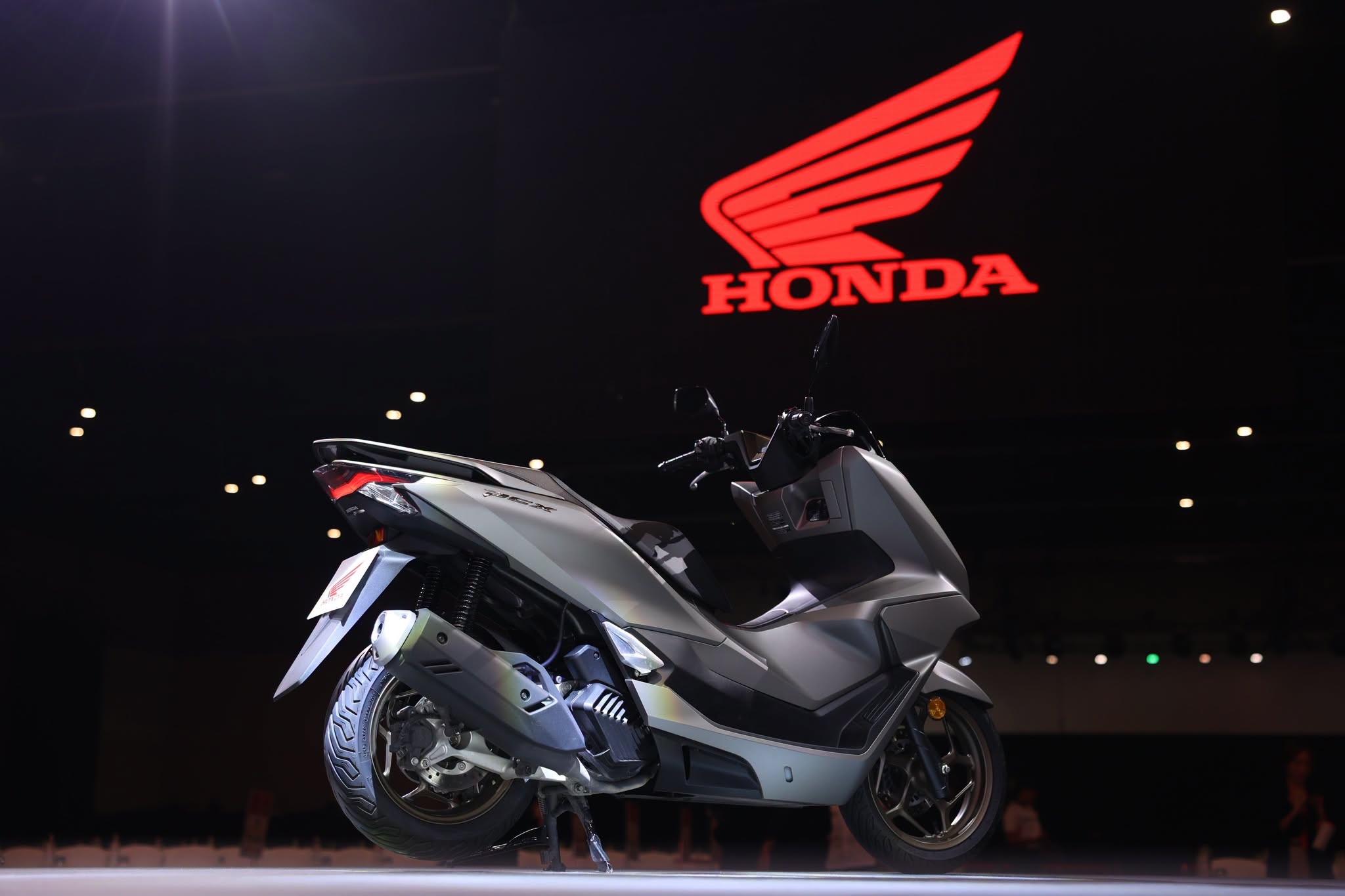 PCX160 có giảm xóc đôi phía sau, nhưng thiếu bình dầu so với mẫu xe dành cho thị trường Indonesia (Ảnh: Honda).