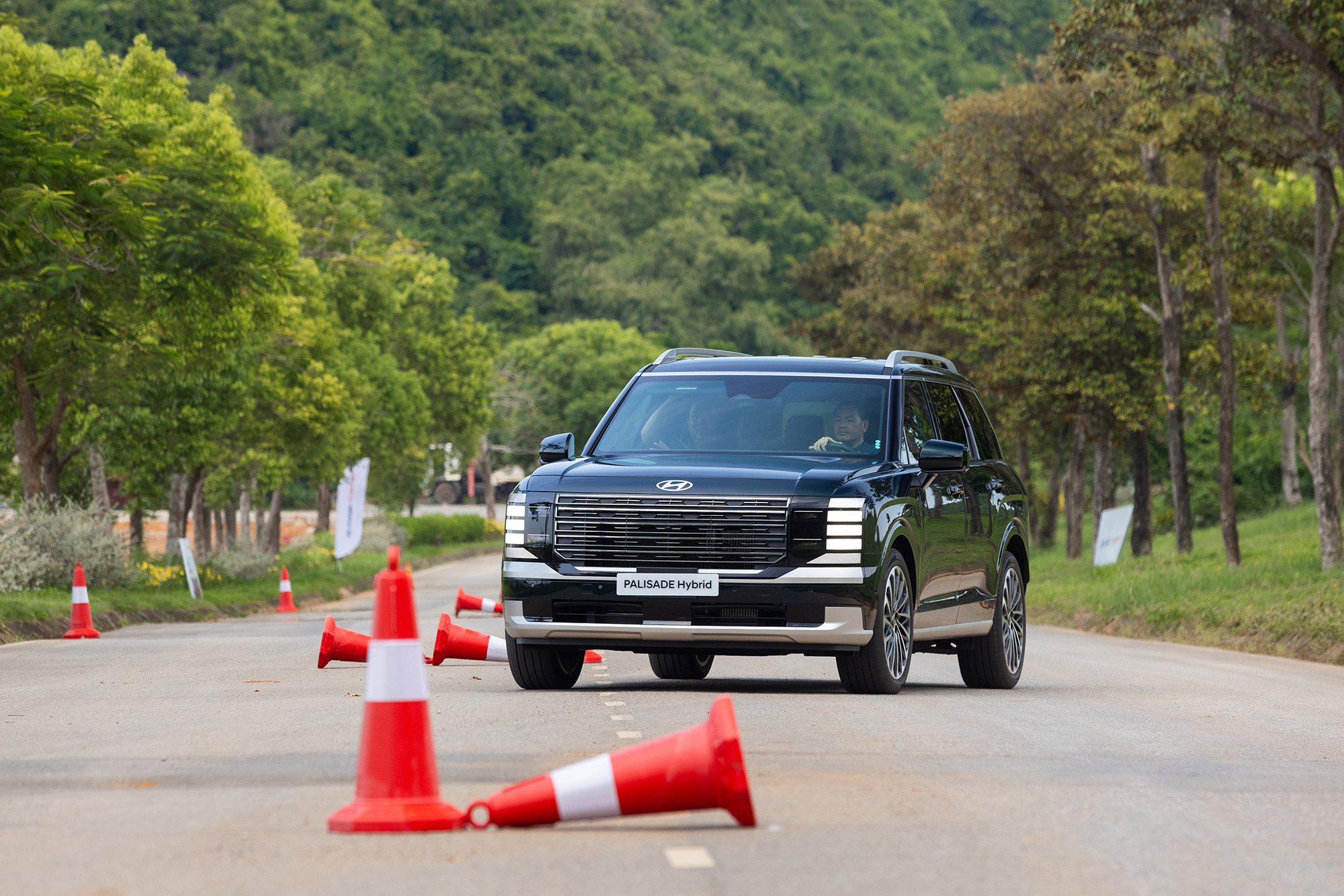 Hyundai Palisade chinh phục bài slalom khá nhẹ nhàng và gọn
