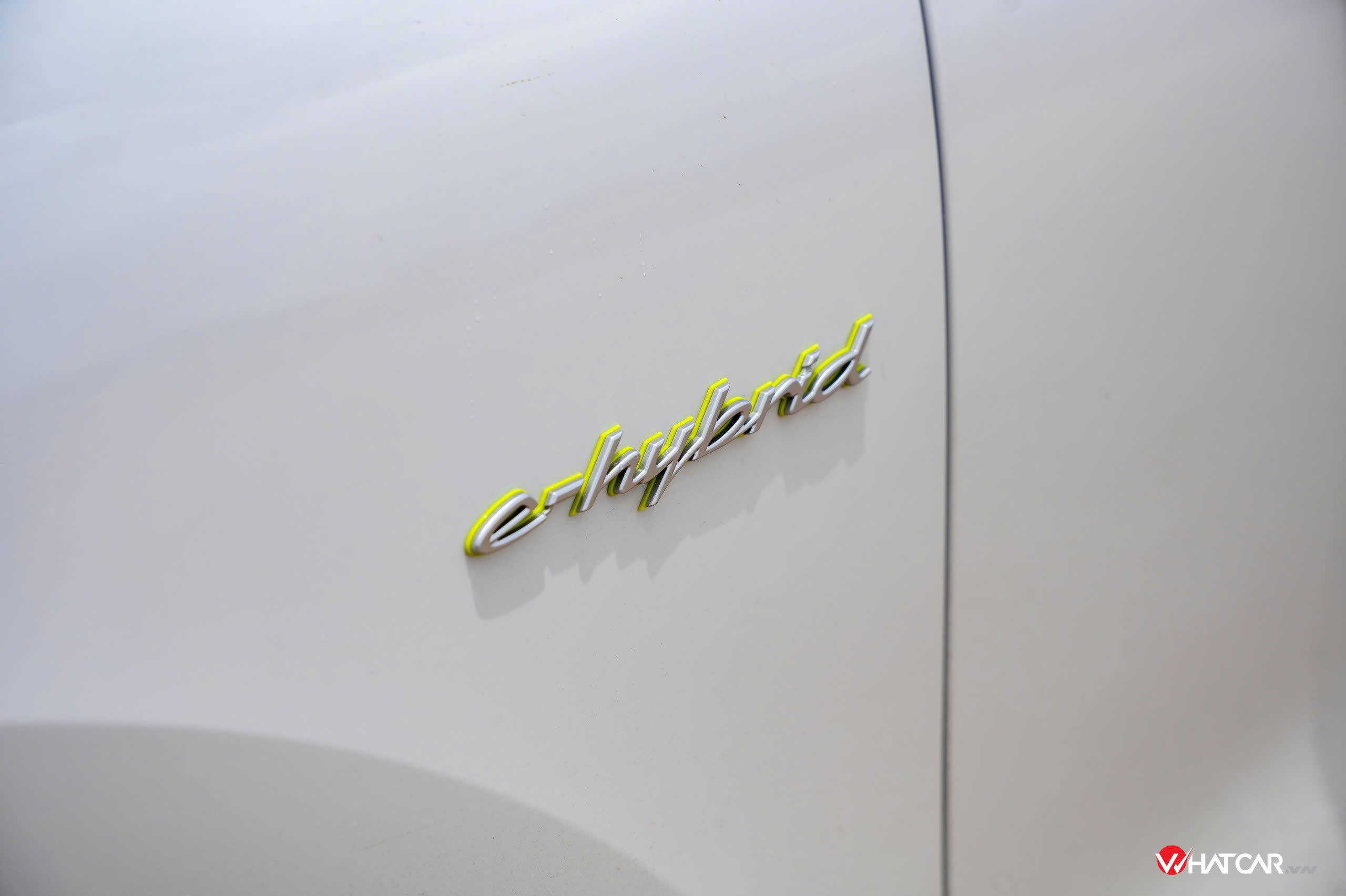 Biểu tượng E-Hybrid của Porsche. Một hệ thống rất khác so với phần còn lại.