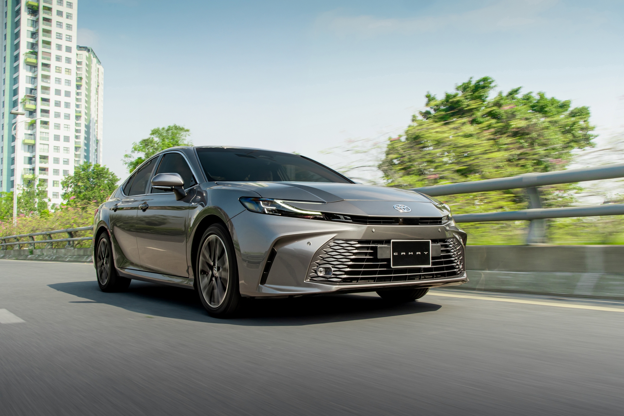 Phân khúc sedan hạng D gần như là "sàn diễn" của riêng Toyota Camry (Ảnh: TMV).