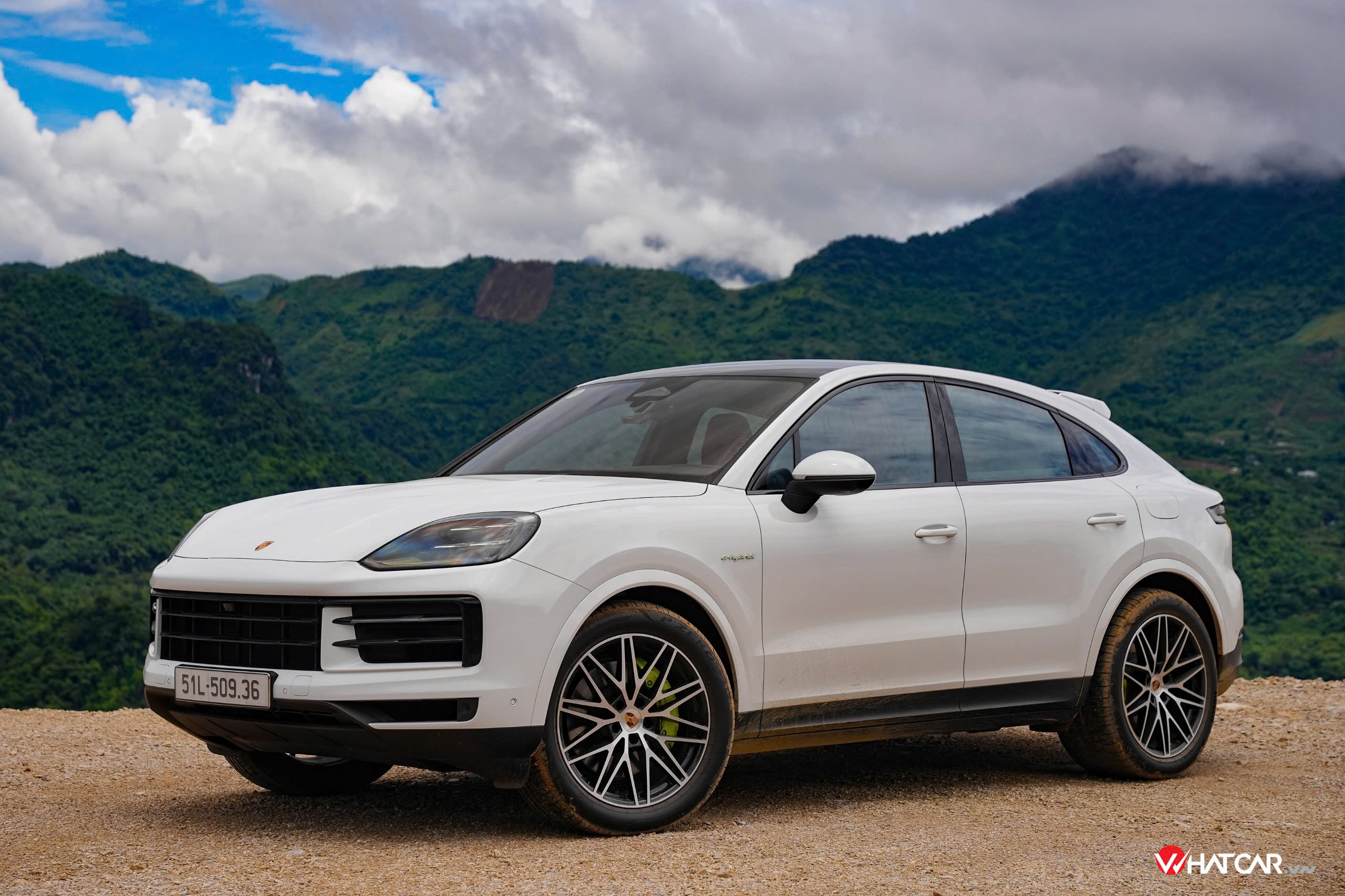 Chiếc Porsche Cayenne E-Hybrid trong chuyến trải nghiệm