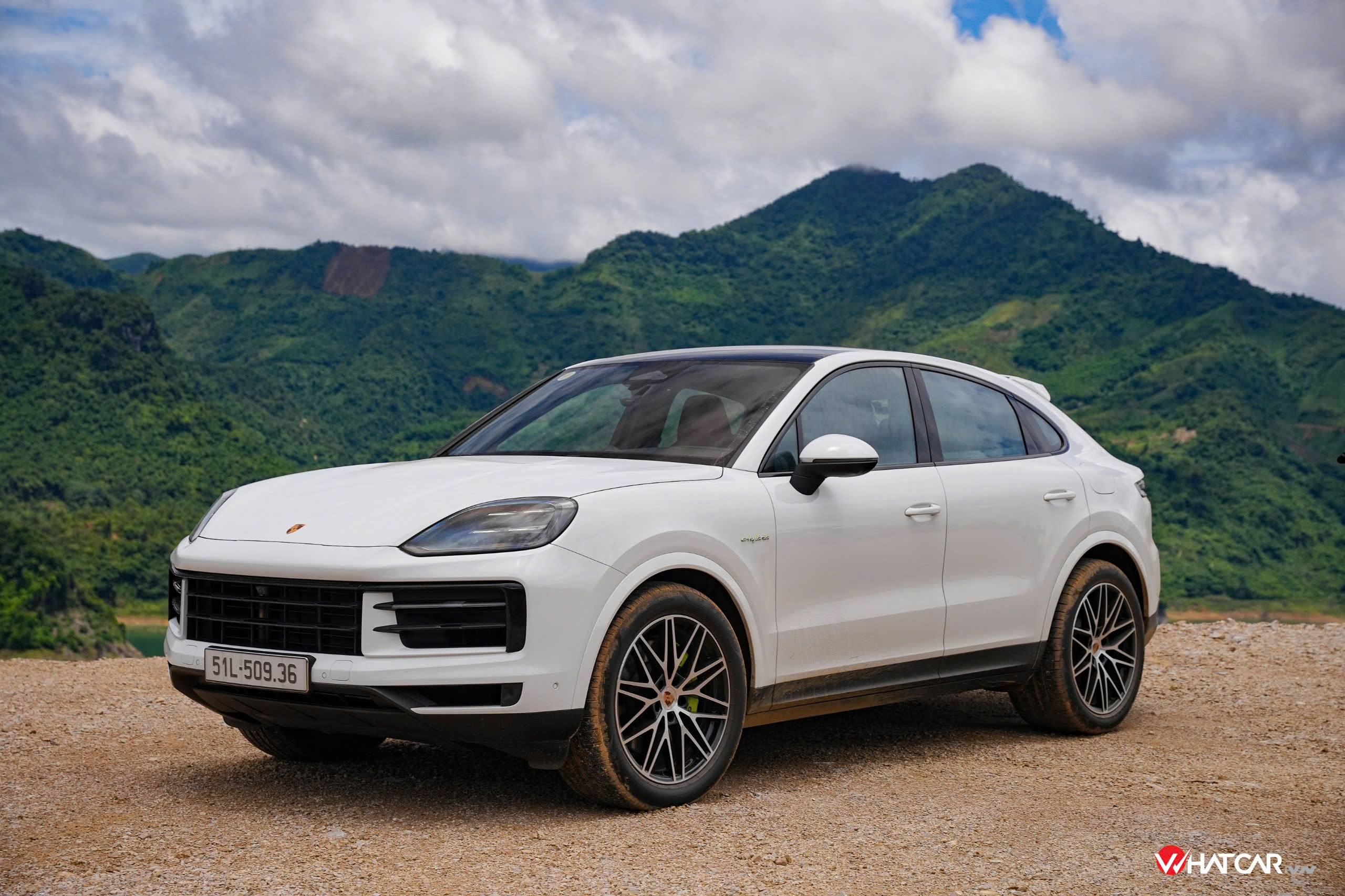 Porsche Cayenne E-Hybrid giữa mây trời Đà Bắc