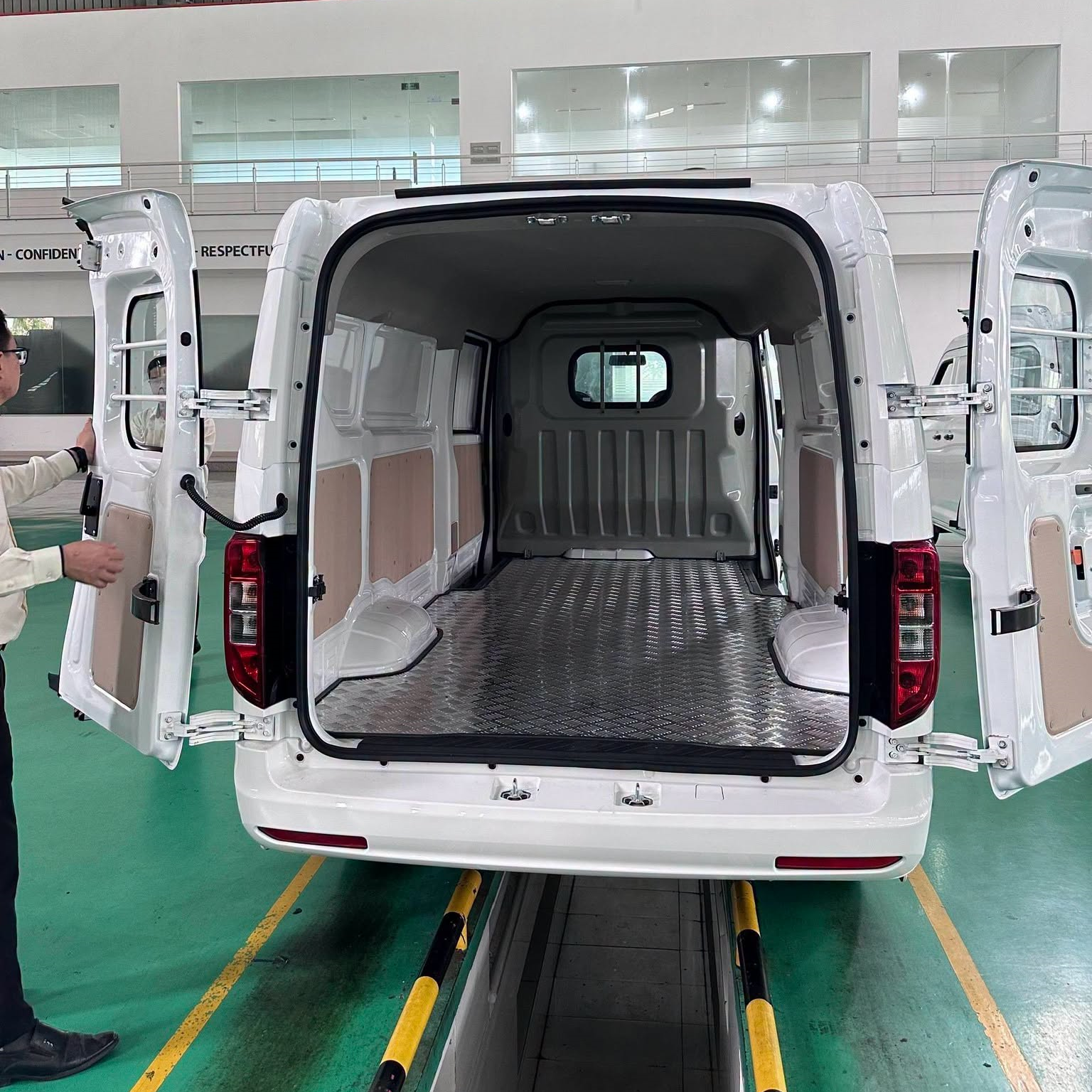 Cửa lùa ở hai bên thân xe và cửa sau mở tối đa 270 độ cho phép lùi xe sát vào bệ kho, hoặc dễ bốc dỡ các kiện hàng ở nhiều điều kiện sử dụng (Ảnh: Đại lý).