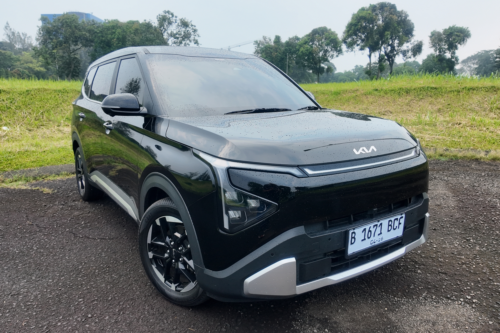Cản trước ngày càng cơ bắp, nhấn mạnh kiểu dáng mang hơi hướng SUV của Kia Carens (Ảnh: Kabaroto).