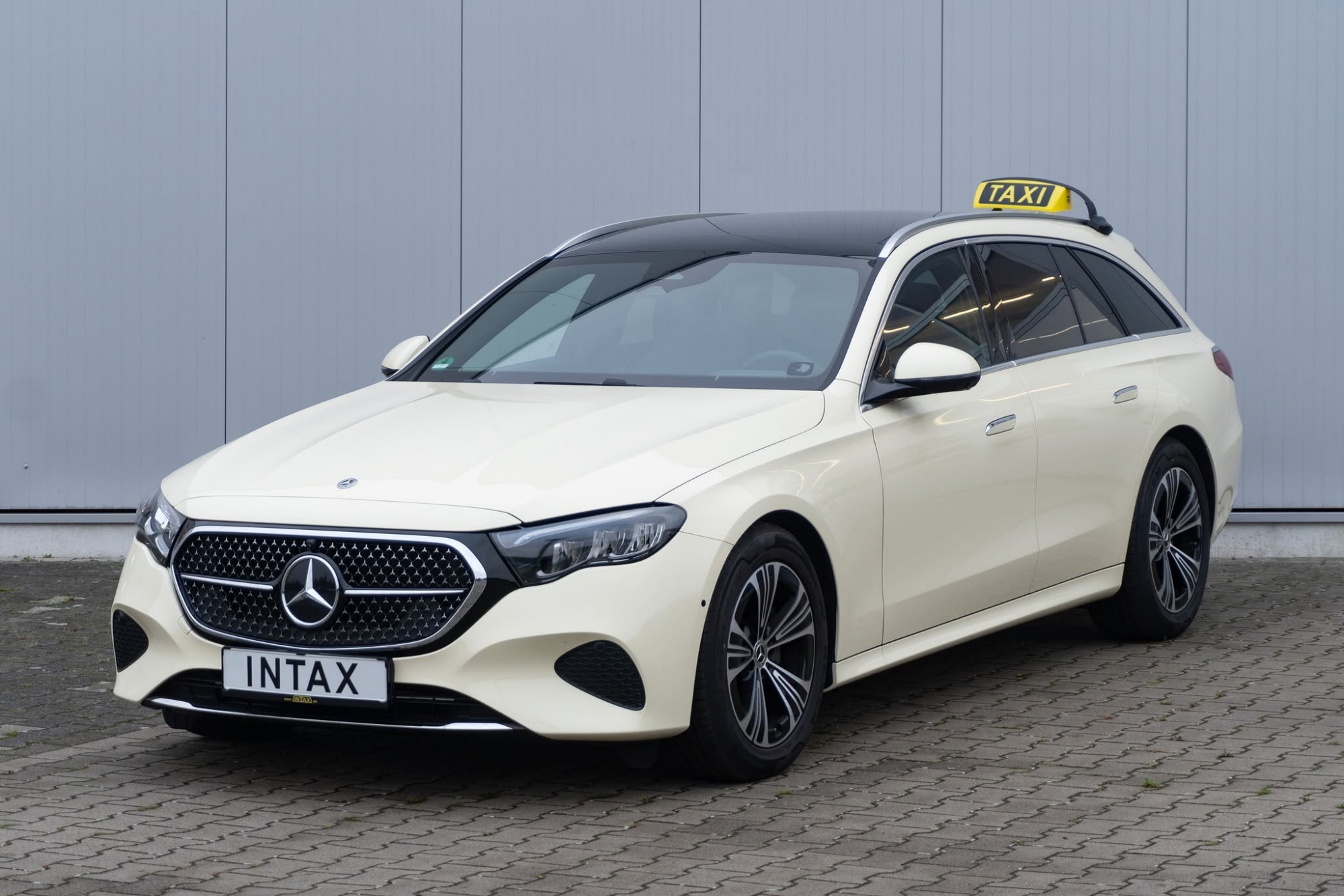 Mercedes-Benz E-Class đời mới được cải tạo thành xe taxi (Ảnh: INTAX).