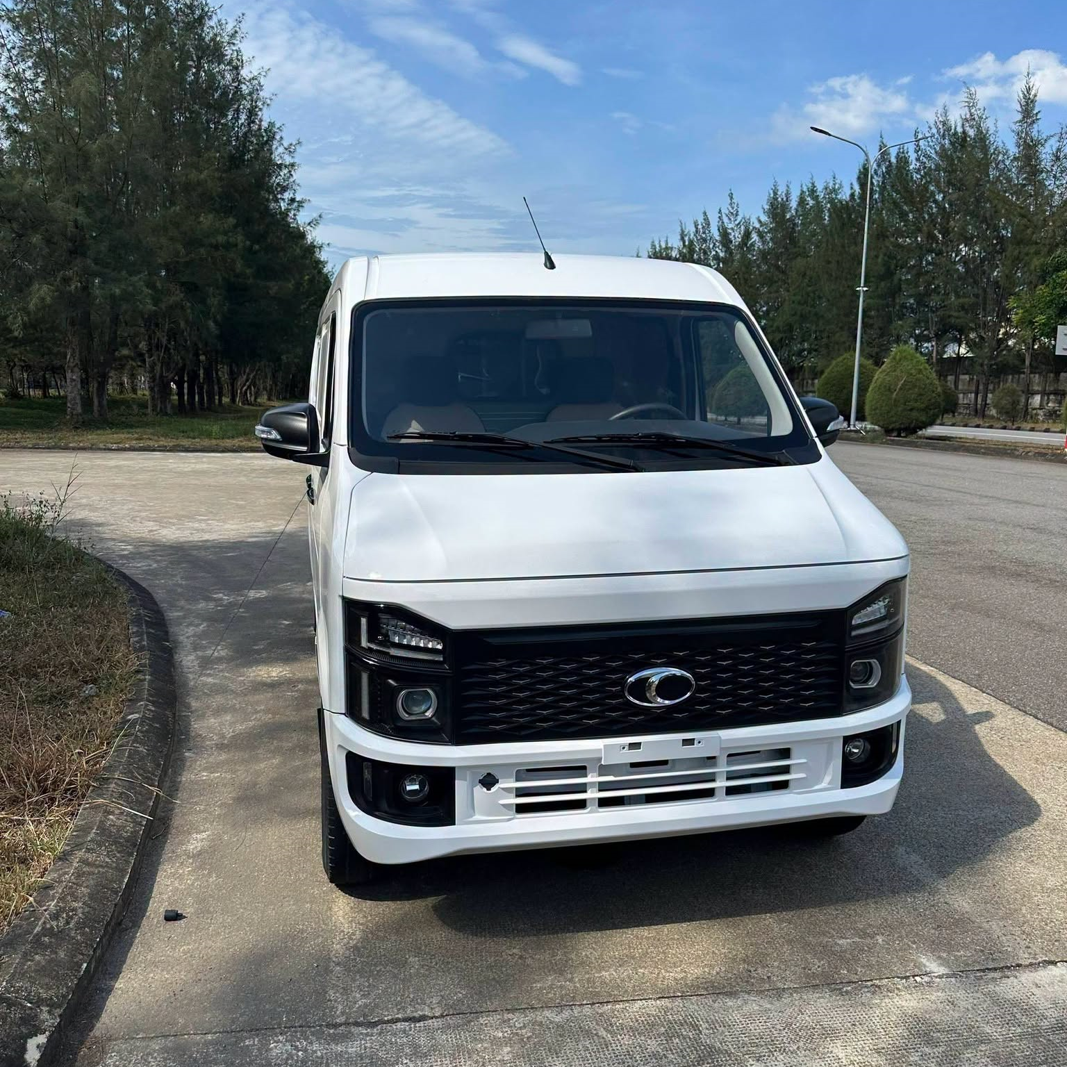 Mặt ca-lăng và đèn pha halogen thấu kính được làm vuông vức, đồng bộ với dải sản phẩm xe tải, xe khách thế hệ mới của Thaco (Ảnh: Đại lý).