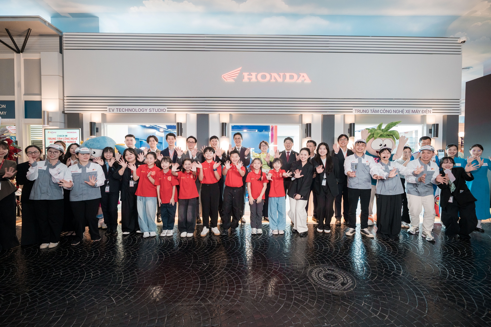 Honda mở Trung tâm Công nghệ Xe máy điện tại Hà Nội, góp phần nâng cao nhận thức an toàn giao thông cho trẻ em