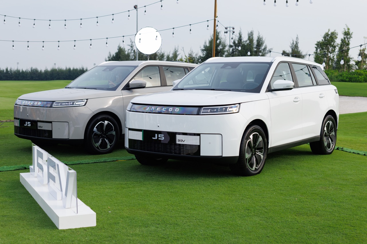 Jaecoo J5 chính thức có giá tại Việt Nam: Từ 499 triệu đồng, đủ xăng, hybrid lẫn điện