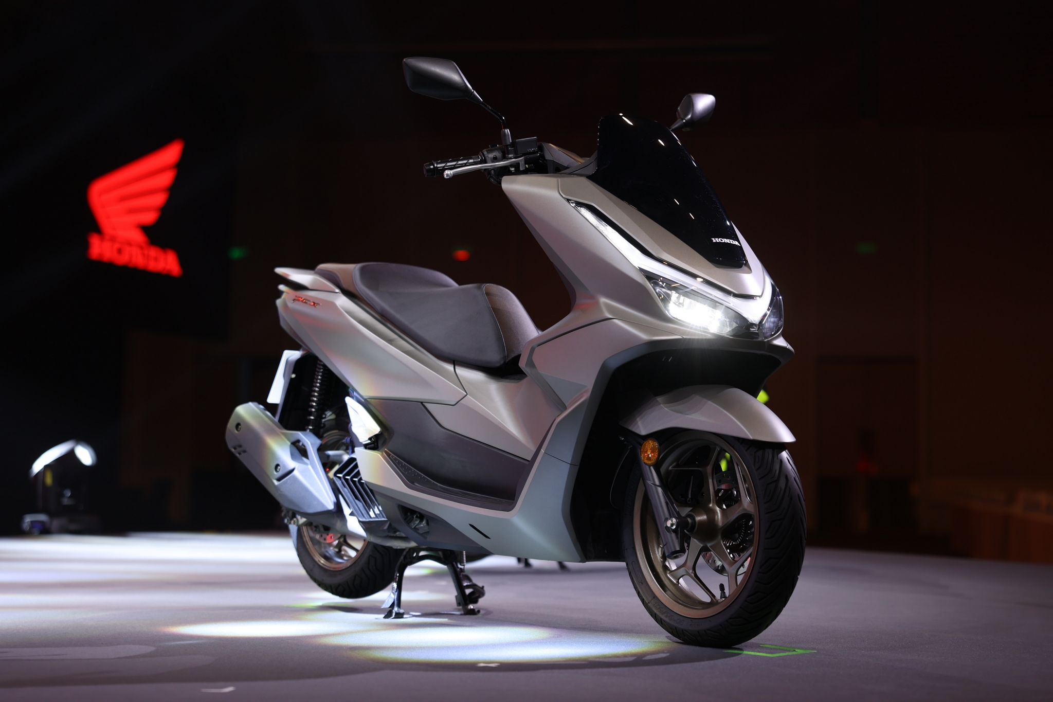 Honda PCX160 2026 ra mắt với loạt tiện ích cao cấp, giá quy đổi trên dưới 75 triệu đồng
