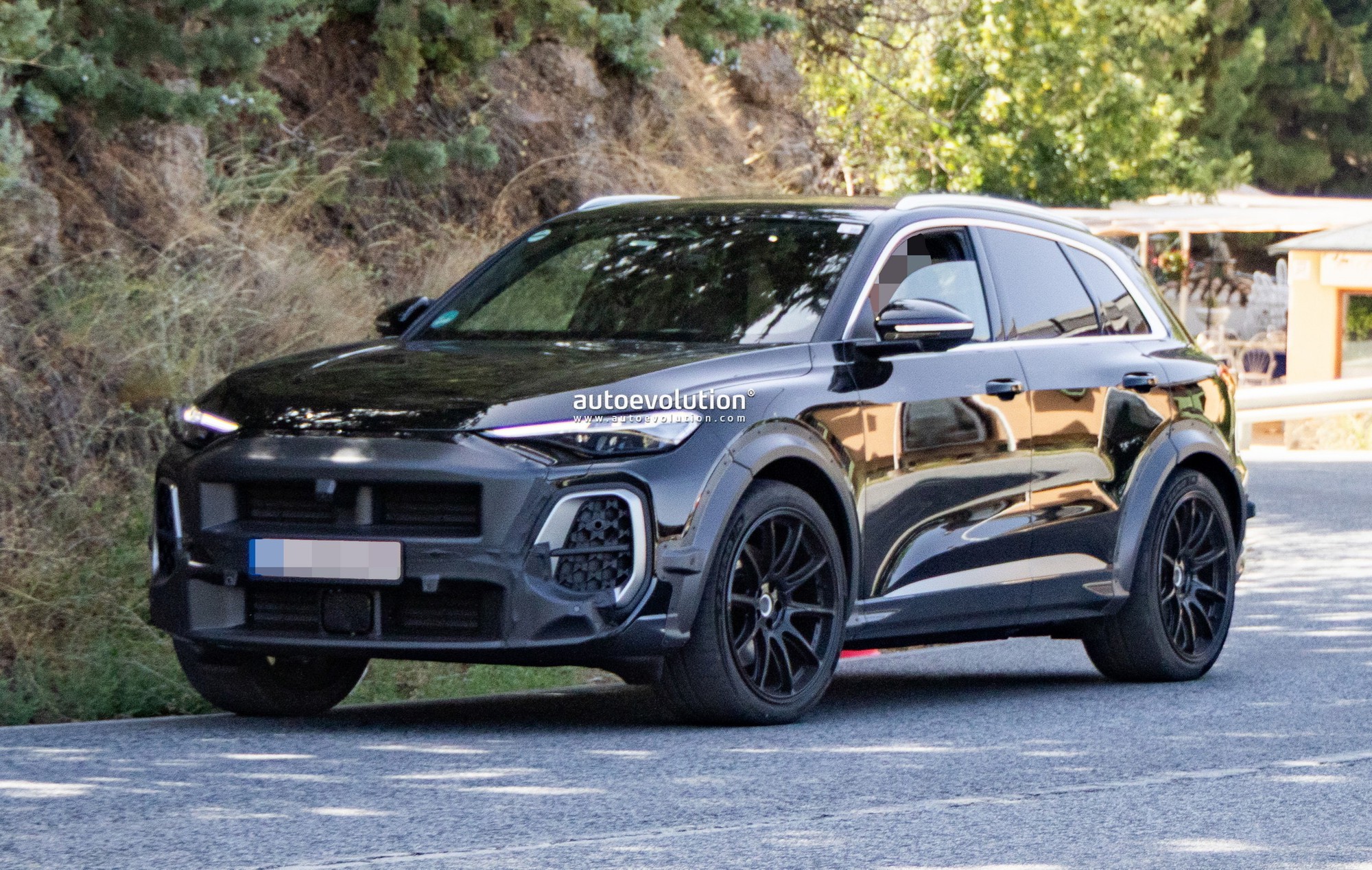 Porsche âm thầm thử Macan máy xăng, dùng vỏ xe Audi Q5 để ngụy trang