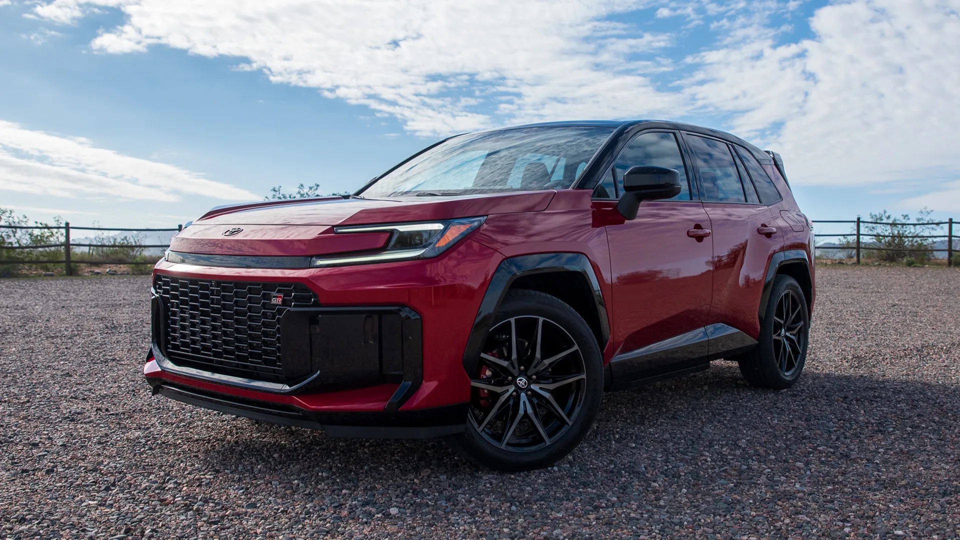 Toyota thừa nhận khó đua giá với xe Trung Quốc, chọn hướng đi ngược: Tăng giá xe để tiến lên phân khúc cao hơn