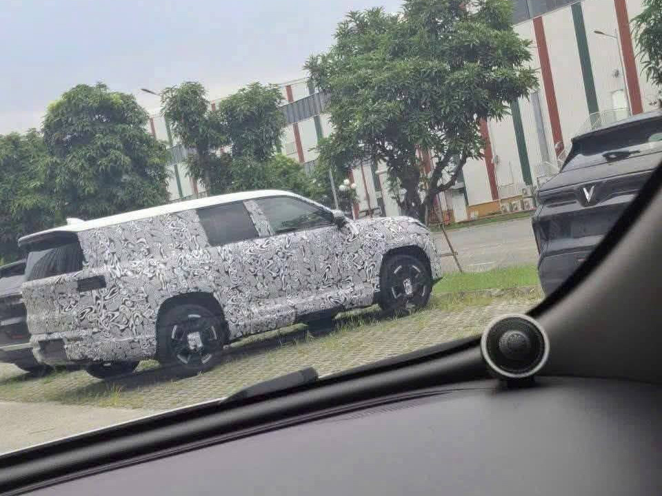 SUV lạ xuất hiện tại nhà máy VinFast, hé lộ hướng đi mới sau VF 9?