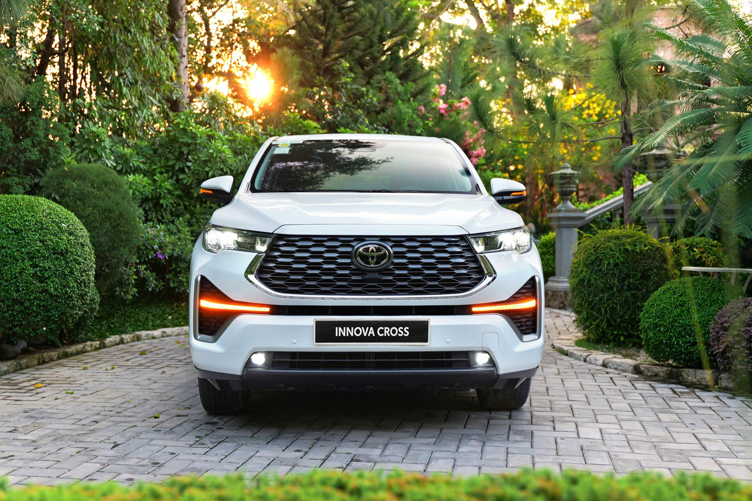 Toyota Innova Cross HEV có thêm các gói hỗ trợ trong tháng 9, bản hybrid giá 960 triệu đồng