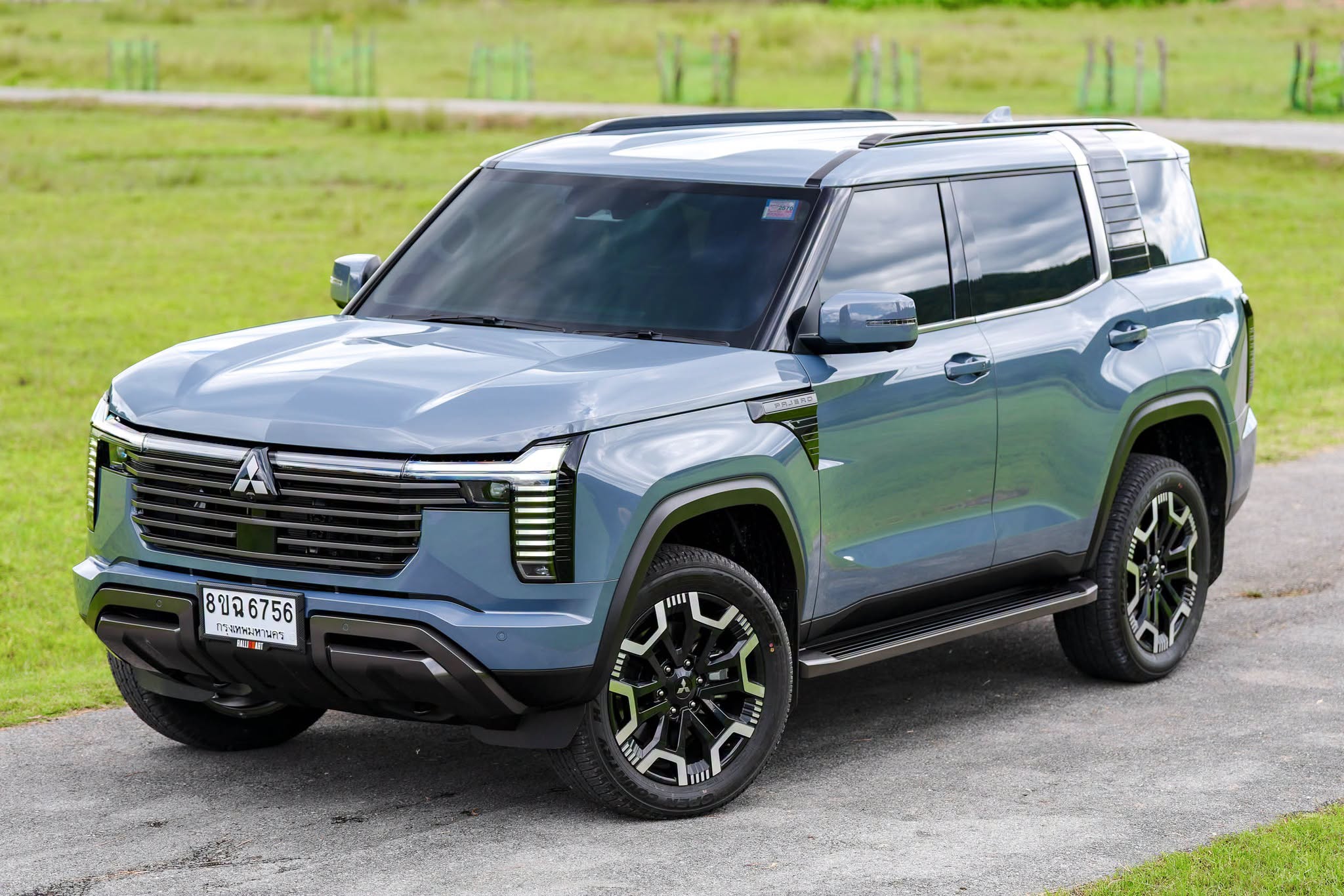 Ngắm Mitsubishi Pajero 2027 bản 1 cầu dễ về Việt Nam: To ngang Ford Everest, sẵn kính cách âm 2 lớp, không cần AdBlue