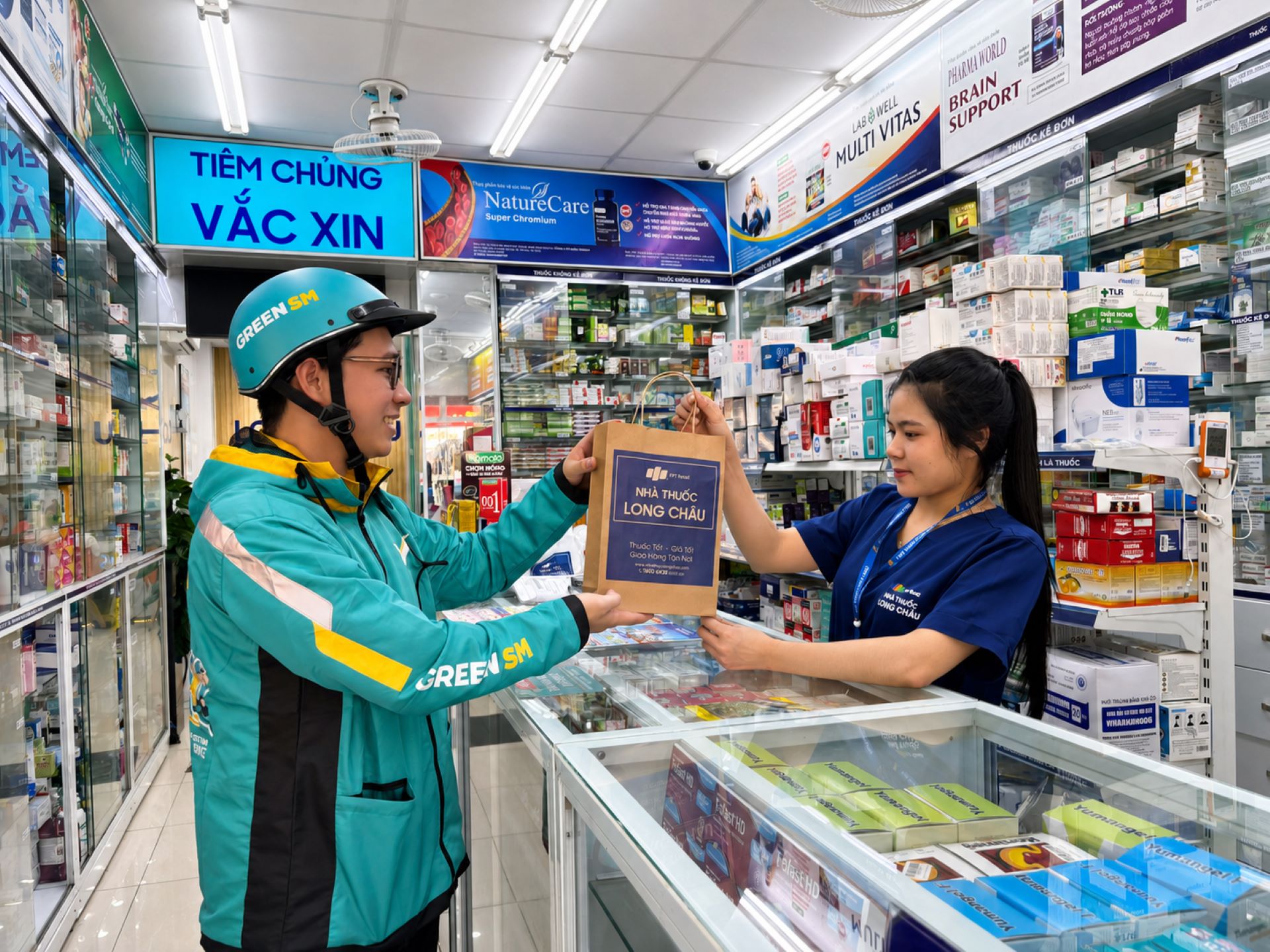 Green SM phối hợp Long Châu giao thuốc bằng xe máy điện tại hơn 1.500 nhà thuốc