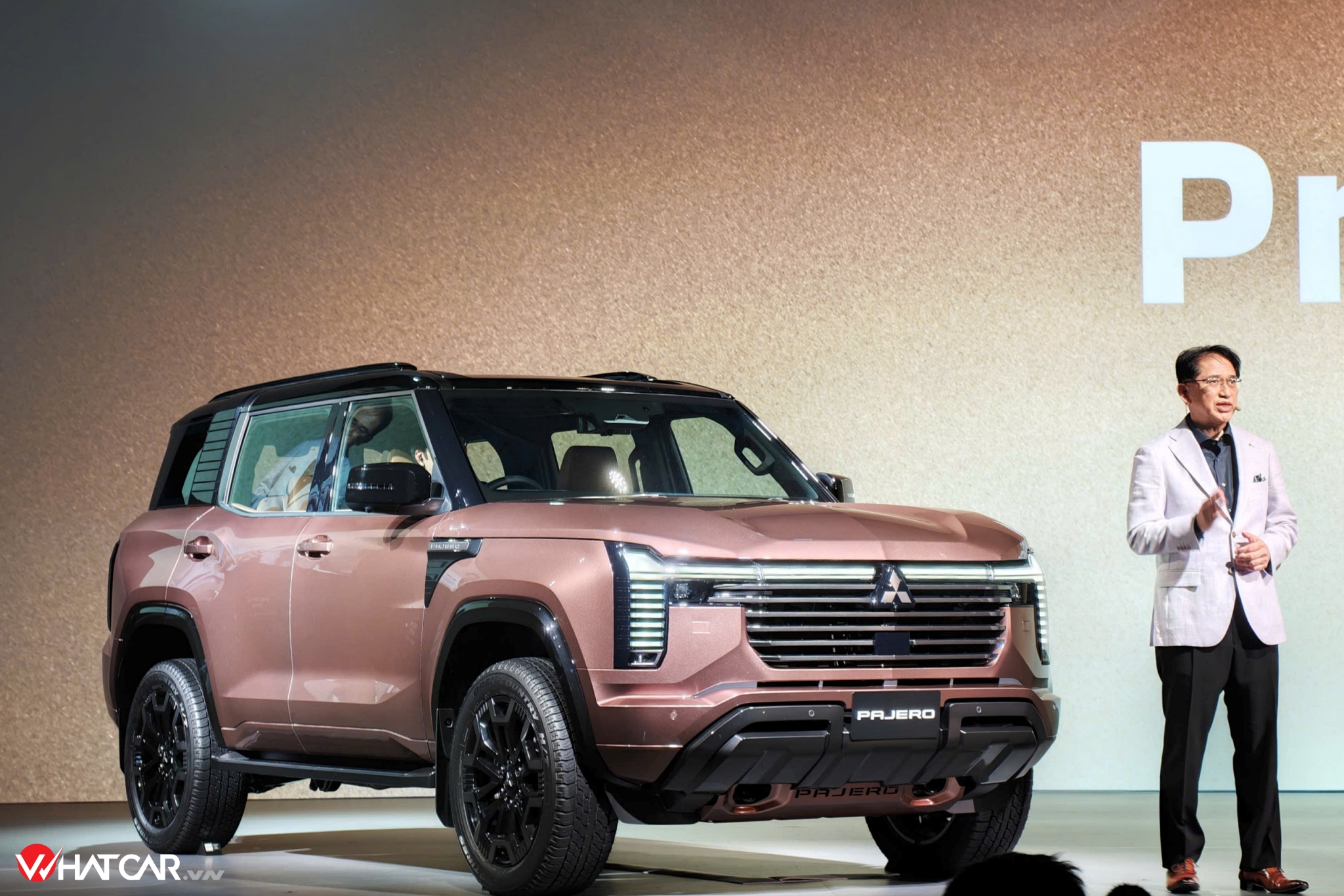 Giới mộ điệu đã chờ 20 năm mới được chứng kiến cuộc "lột xác" Mitsubishi Pajero với thế hệ thứ 5. Sự trở lại của dòng SUV hai cầu trứ danh được cho là thế chỗ Pajero Sport - vốn chưa có dấu hiệu sẽ nâng cấp dù đã sang tuổi thứ 11. Từ khi ra mắt lần đầu vào năm 1982, hơn 3 triệu chiếc Pajero đã đến tay khách hàng ở trên 170 quốc gia và vùng lãnh thổ.