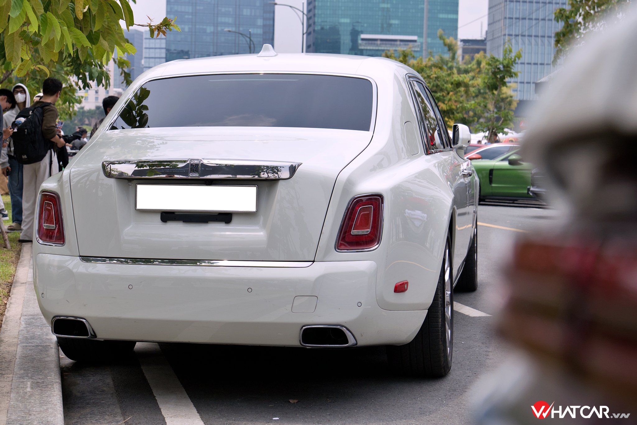 Nét tương phản còn ở đường coachline màu vàng đồng chạy từ đầu đến giữa thân xe, vẽ hoàn toàn bằng tay bởi nghệ nhân độc nhất Rolls-Royce. Đuôi xe và đèn hậu LED thêm mềm mại so với thế hệ tiền nhiệm. Mặt ca-lăng, cụm ống xả kép, viền kính chắn gió và cửa sổ, cột C lẫn tay nắm cửa đều sử dụng thép không gỉ được đánh bóng thủ công (Ảnh: Trung Nghĩa).