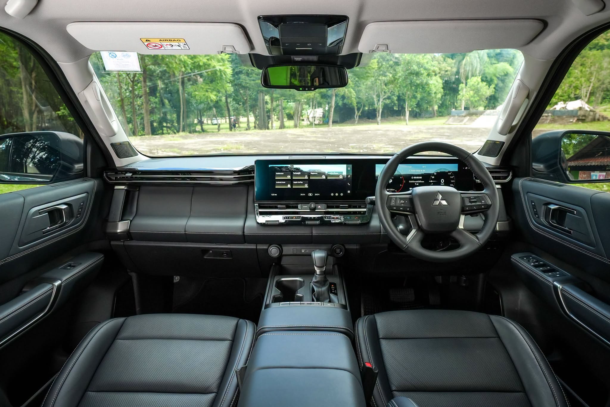 Nội thất đen tuyền cho hai biến thể 2WD, đơn giản hơn phong cách nâu - đen trên phiên bản 4WD (Ảnh: Mitsubishi).