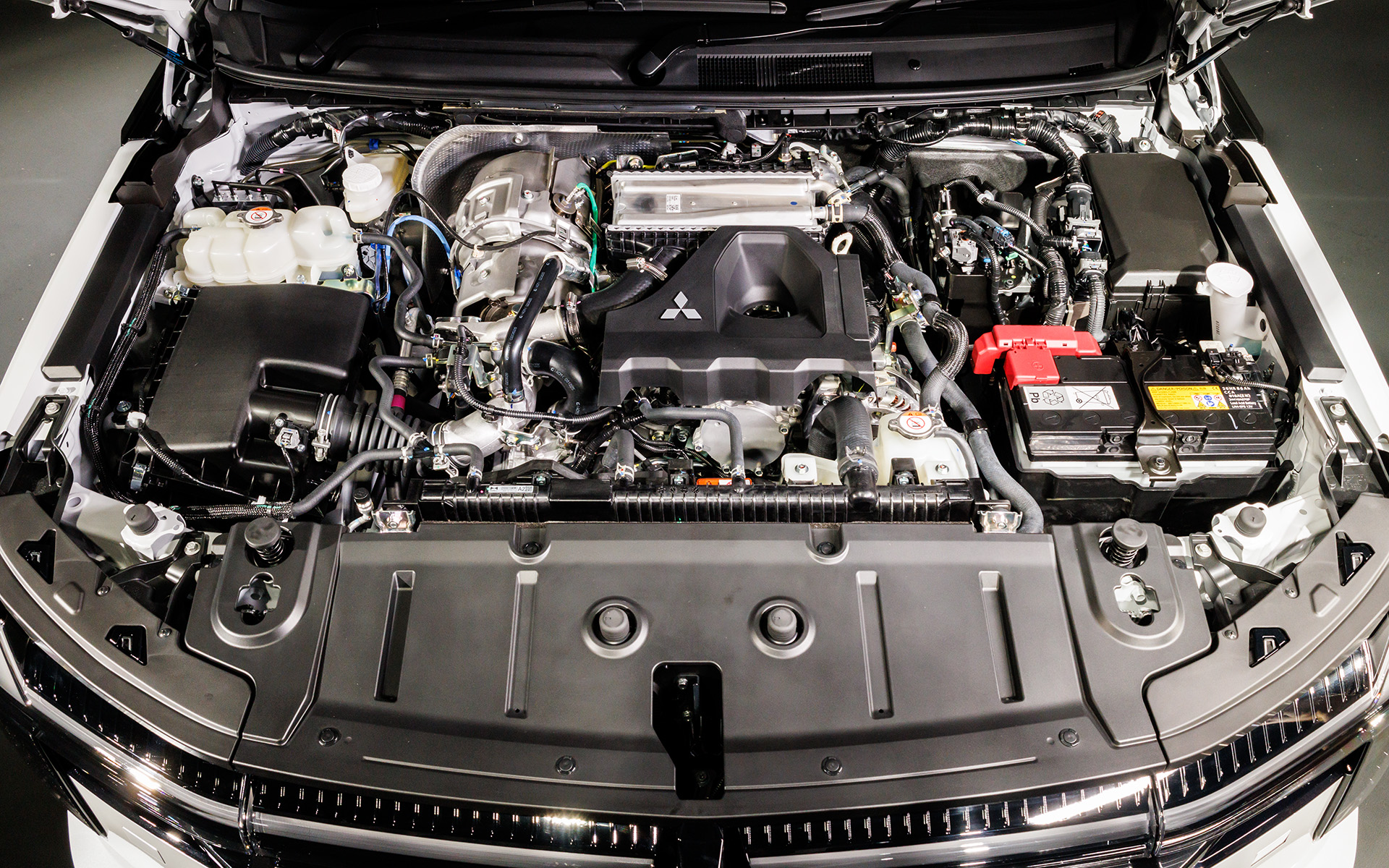 Dưới nắp ca-pô là động cơ diesel 2.4L tăng áp, công suất tối đa 201 mã lực tại 3.500 vòng/phút và mô-men xoắn cực đại 480Nm tại 1.750-2.500 vòng/phút. Ngoài bộ tăng áp điều khiển cánh biến thiên (VGT), cỗ máy được bổ sung bộ làm mát khí nạp bằng nước (water-cooled intercooler). Cơ cấu này góp phần cải thiện phản ứng ga lẫn khả năng tản nhiệt trong môi trường vận hành khắc nghiệt.