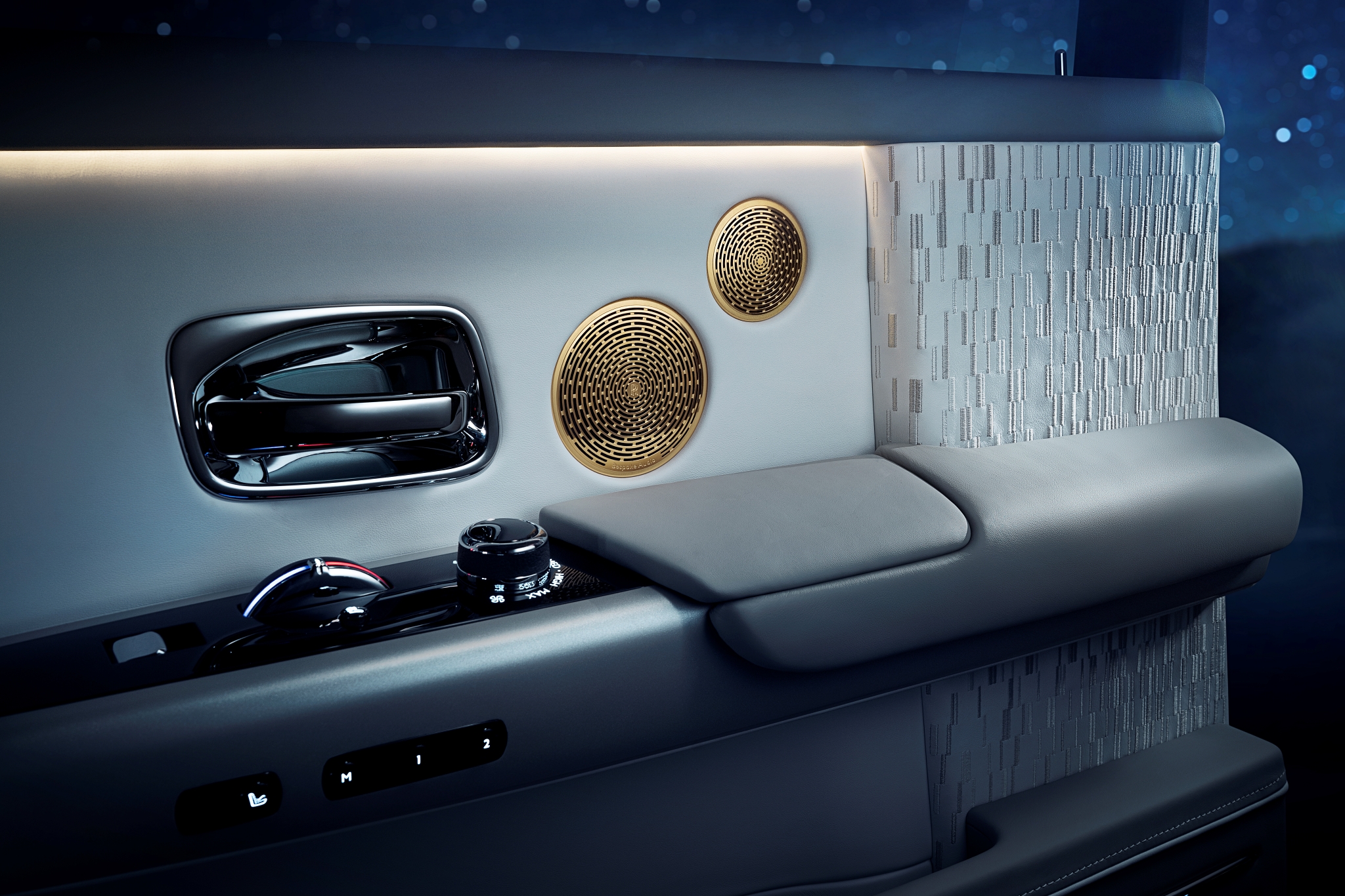 Dàn 18 loa cao cấp Bespoke Audio cũng được phủ vàng 24K, gợi nhắc đến hai đĩa vàng từng xuyên qua bầu khí quyển cùng tàu thăm dò Voyager của NASA. Những đĩa này chứa âm thanh, hình ảnh, lời chào bằng nhiều ngôn ngữ và âm nhạc của Trái Đất nhằm gửi thông điệp đến các nền văn minh ngoài hành tinh (Ảnh: Rolls-Royce).
