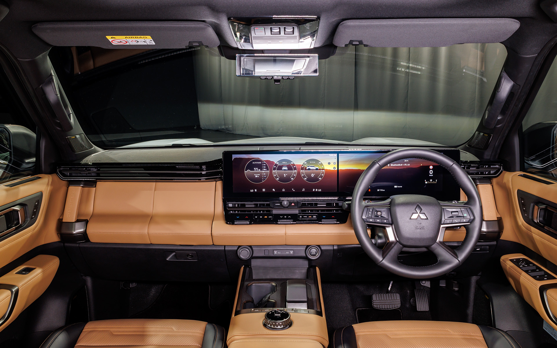 Nội thất Mitsubishi Pajero thế hệ thứ 5 tối giản và hiện đại, đặc biệt với tông nâu chủ đạo cùng loạt bề mặt mềm. Táp-lô bố trí theo phương ngang như Pajero đời đầu. Điểm nhấn thuộc về cụm bảng đồng hồ và màn hình cảm ứng đều 14,3 inch, kết nối Apple CarPlay/Android Auto không dây.