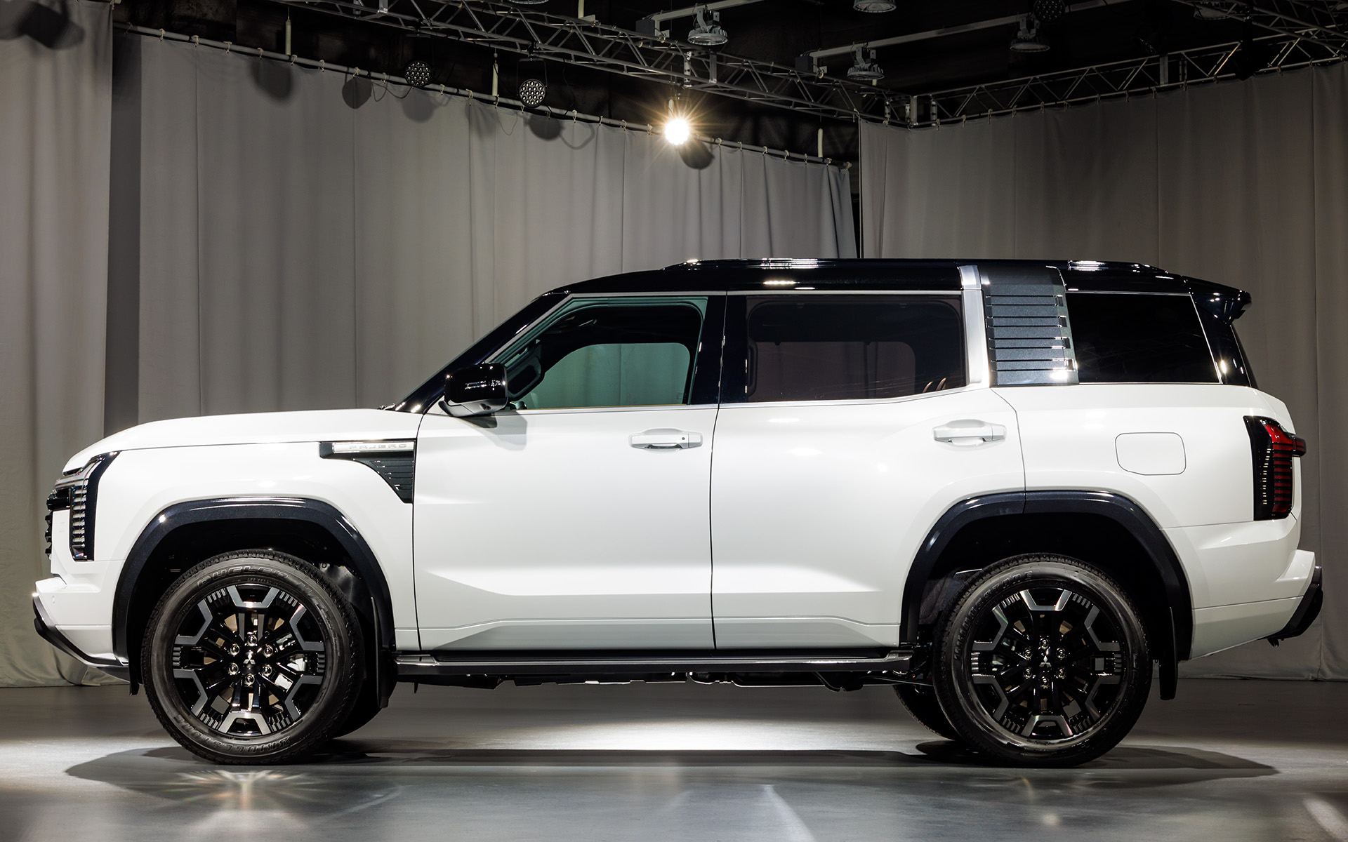 Pajero 2027 to hơn Everest đôi chút, với chiều dài x rộng x cao đạt 4.920 x 1.925 x 1.910mm. Tuy vậy, trục cơ sở 2.870mm lại kém 30mm so với mẫu xe Mỹ. Bộ thông số vượt địa hình thuộc diện ấn tượng, bao gồm khoảng sáng gầm 230mm, góc tới 30,4 độ, góc thoát 25,8 độ và góc vượt đỉnh 22,6 độ.