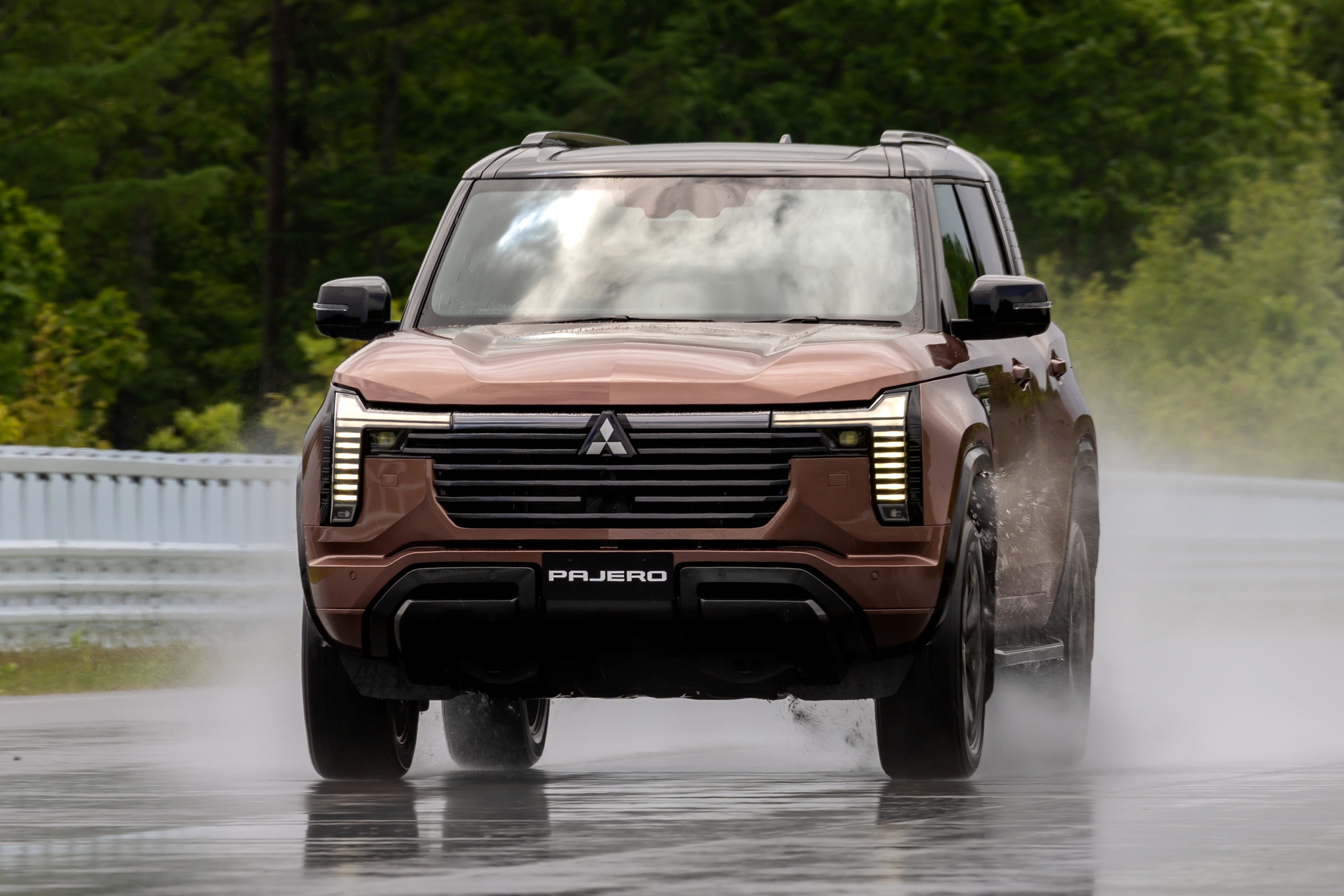 Pajero thế hệ mới được chế tạo tại nhà máy Laem Chabang ở Thái Lan cùng Triton - mẫu bán tải chia sẻ chung một phần nền tảng với chiếc SUV (Ảnh: Mitsubishi).