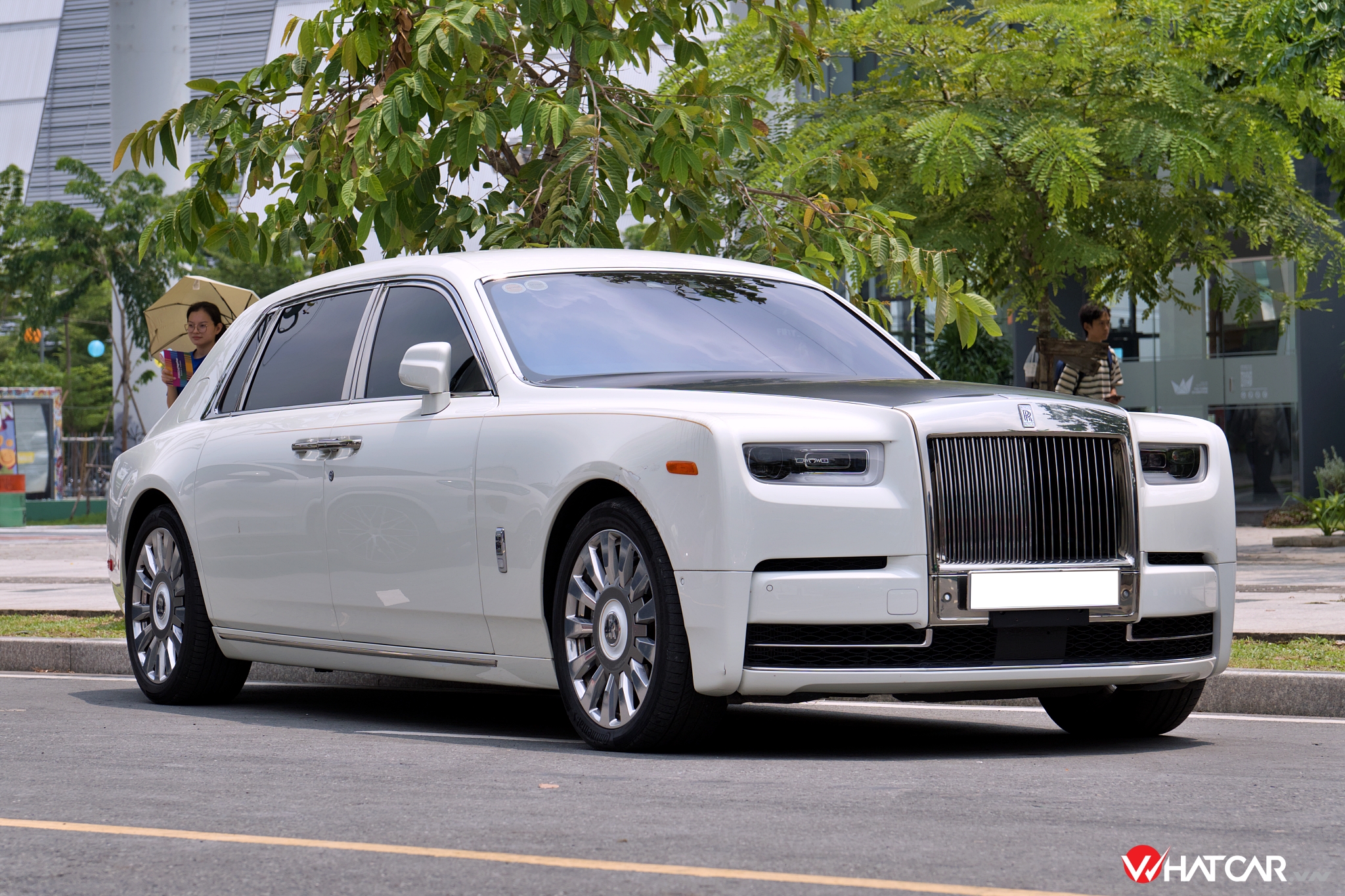 Tranquillity có nghĩa là "sự yên tĩnh". Rolls-Royce lồng ghép tên gọi này với nguồn cảm hứng từ vũ trụ để "tôn vinh cảm giác tĩnh tại đầy thăng hoa trong xe". Đằng sau kiệt tác giới hạn là bàn tay của những người thợ tài ba hàng đầu từ Bespoke - bộ phận chuyên cá nhân hoá của thương hiệu xe hơi siêu sang Anh quốc (Ảnh: Trung Nghĩa).