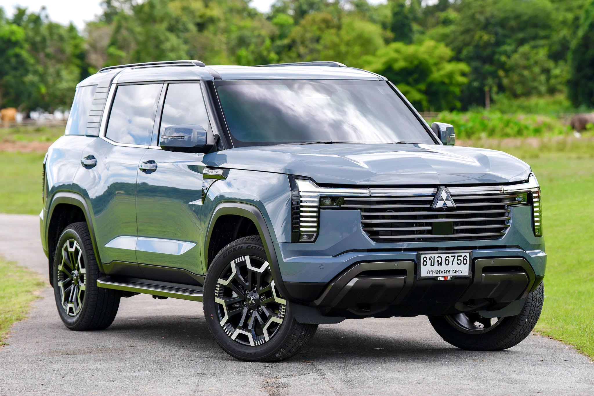 Mặt ca-lăng đa nan ngang là chi tiết nhận diện Pajero bản dẫn động một cầu (Ảnh: Mitsubishi).