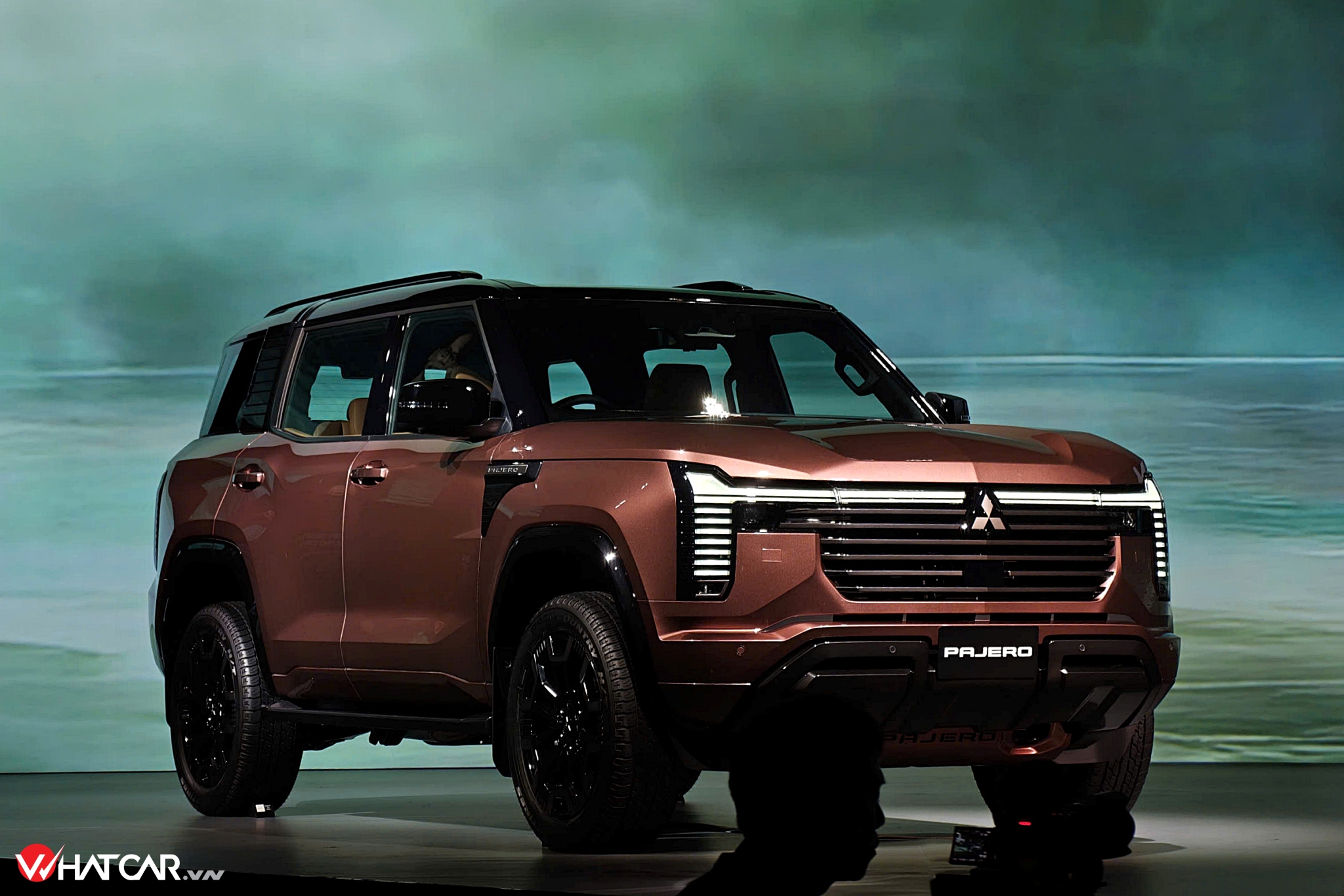 Giá bán của Mitsubishi Pajero 2027 chưa được công bố. Xe dự kiến ra mắt Thái Lan vào tháng 10 tới, về Việt Nam trong năm sau với đầy đủ các tính năng so với bản quốc tế - theo chia sẻ từ đại diện thương hiệu Nhật Bản. Nếu xếp vào cùng phân khúc với Ford Everest hay Toyota Fortuner, "tân binh" nhà Mitsubishi được kỳ vọng có mức giá cao nhất tầm 1,5 tỷ đồng.