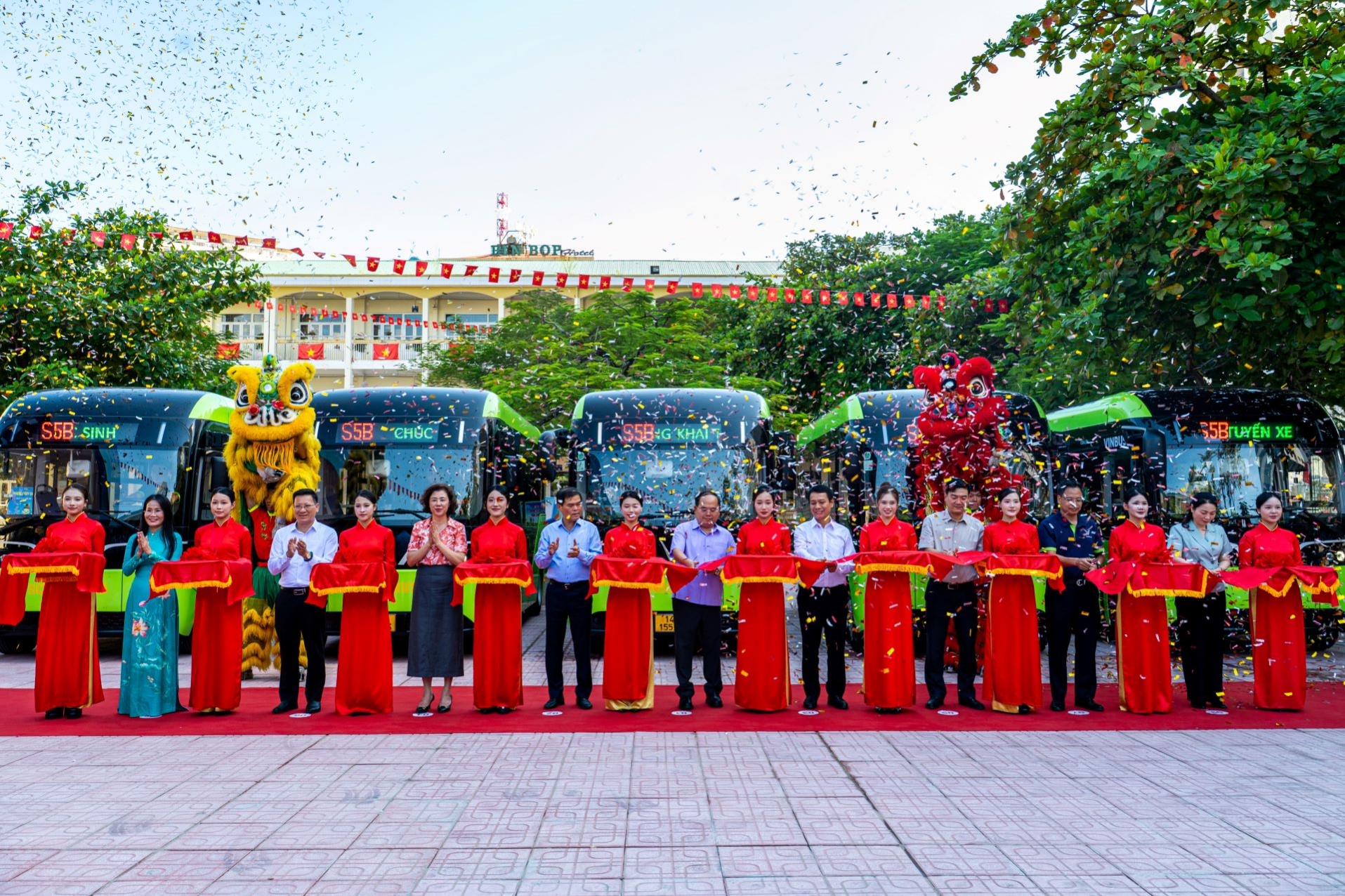 Chính sách miễn giá vé xe buýt đưa đón học sinh được triển khai từ nhu cầu thực tế của học sinh, phụ huynh và các nhà trường (Ảnh: PV).
