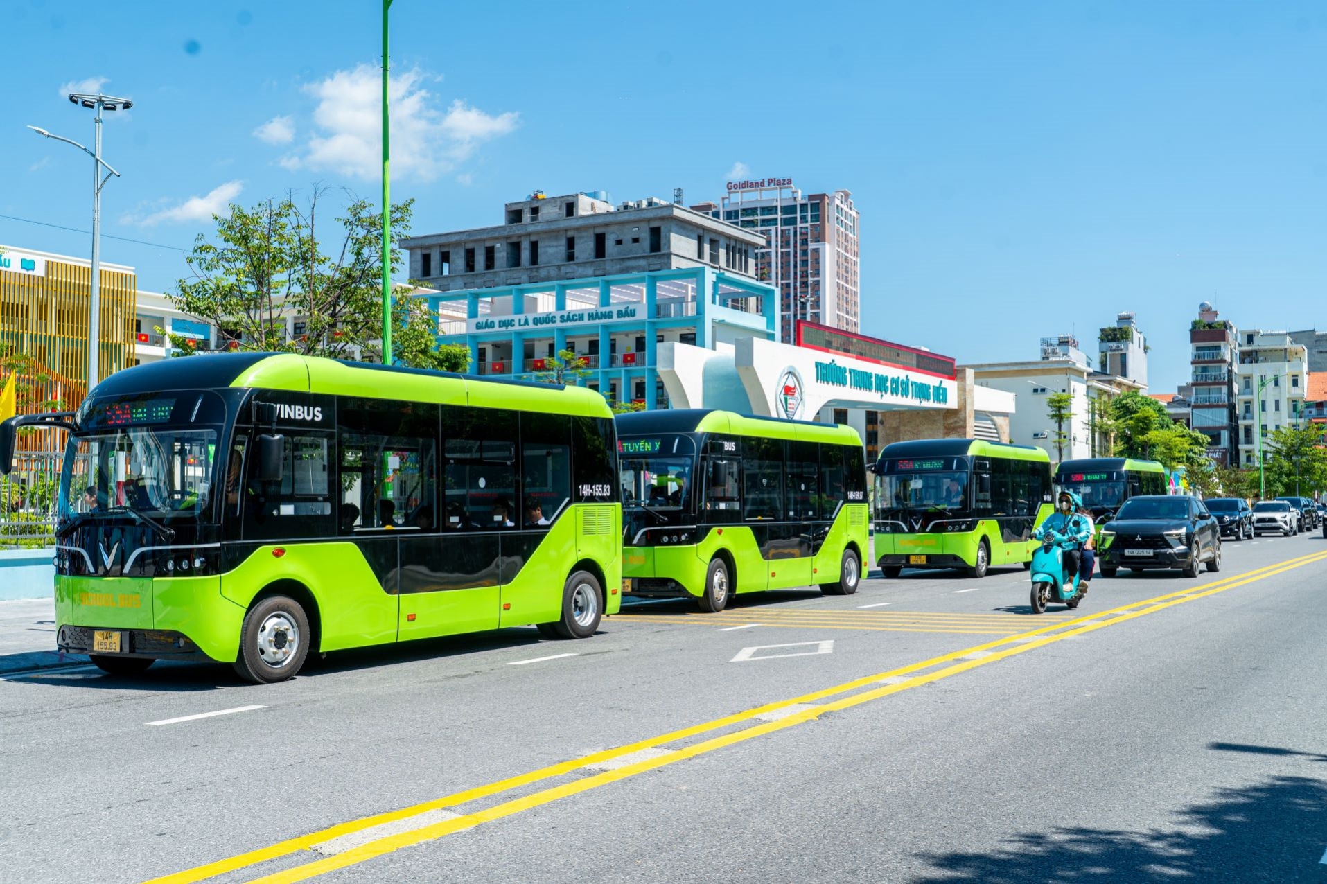 Việc tổ chức các tuyến xe buýt đưa đón học sinh góp phần giảm phương tiện cá nhân, đảm bảo an toàn giao thông tại khu vực trường học (Ảnh: PV).