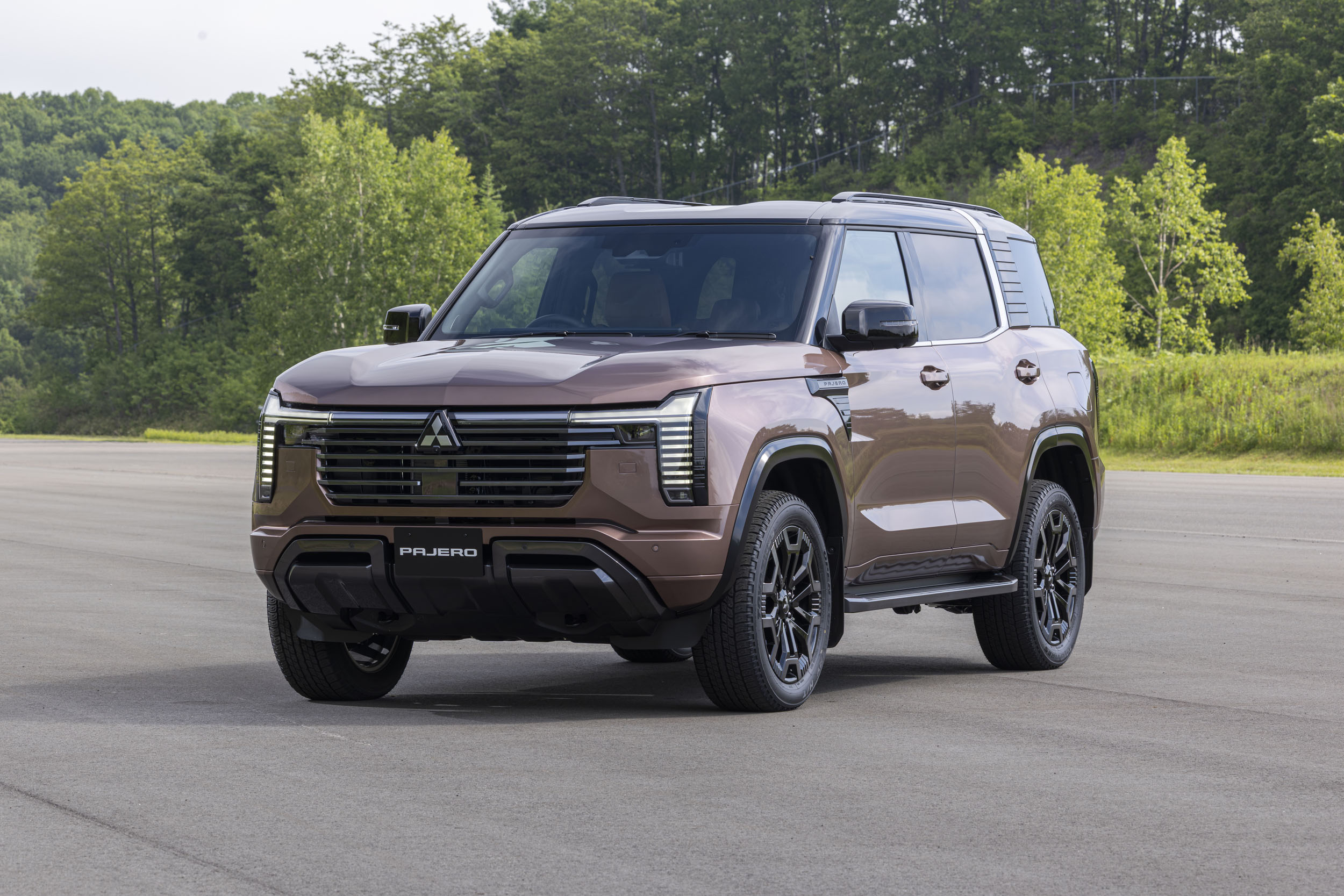 Với góc nhìn 3/4. Pajero trông rất mạnh mẽ, nam tính và hiện đại