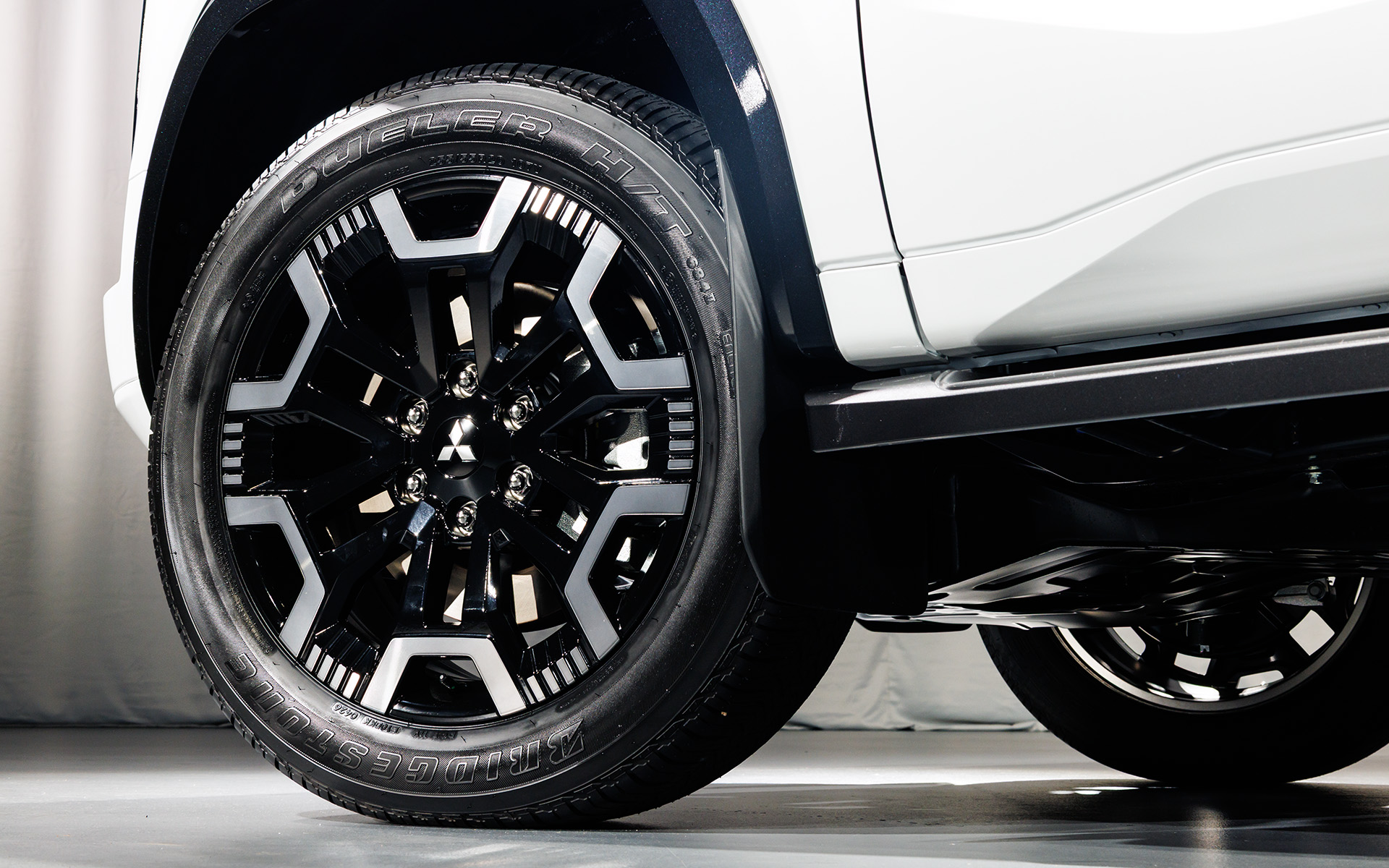 La-zăng hợp kim 20 inch và lốp 255/55 R20 trên phiên bản cao cấp nhất, các biến thể thấp hơn dự kiến dùng vành 18 inch. Phụ trách kìm hãm "xế hộp" nặng gần 2,5 tấn là dàn phanh đĩa tản nhiệt lên tới 18 inch, đi kèm hệ thống trợ lực phanh điện tử.