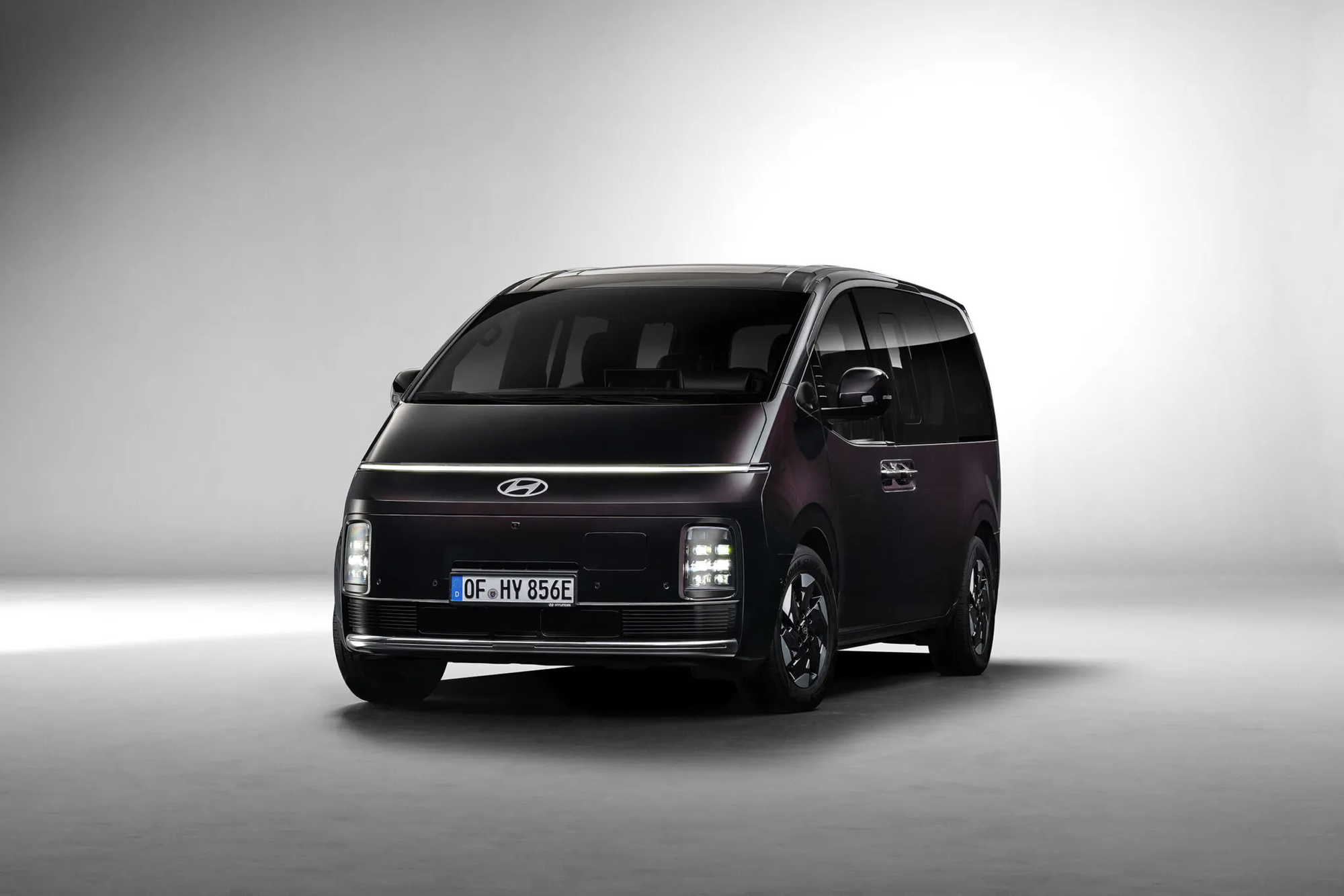 Hyundai Staria có bản thuần điện: Dài hơn 5,2 m, 9 chỗ ngồi, chạy gần 450 km mỗi lần sạc