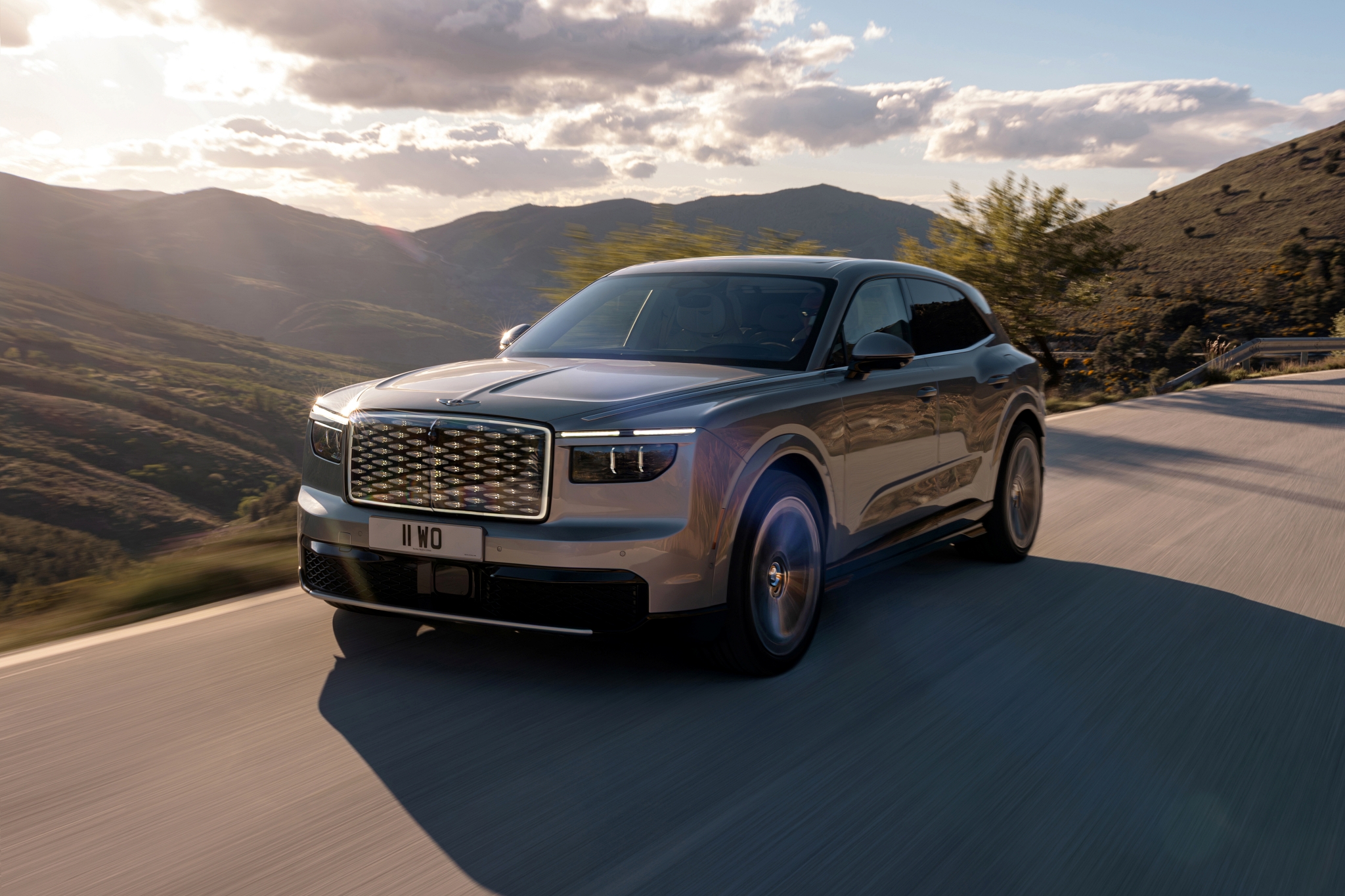Xe điện đầu tay của Bentley mạnh gần 880 mã lực, 603km/lần sạc, giá từ 5,9 tỷ đồng