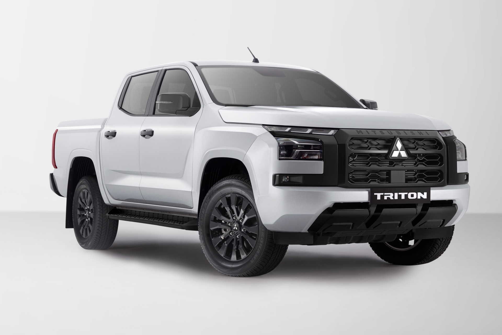 Mitsubishi Triton thêm bản 4WD giá thực tế 736 triệu, nhắm Ford Ranger XLS