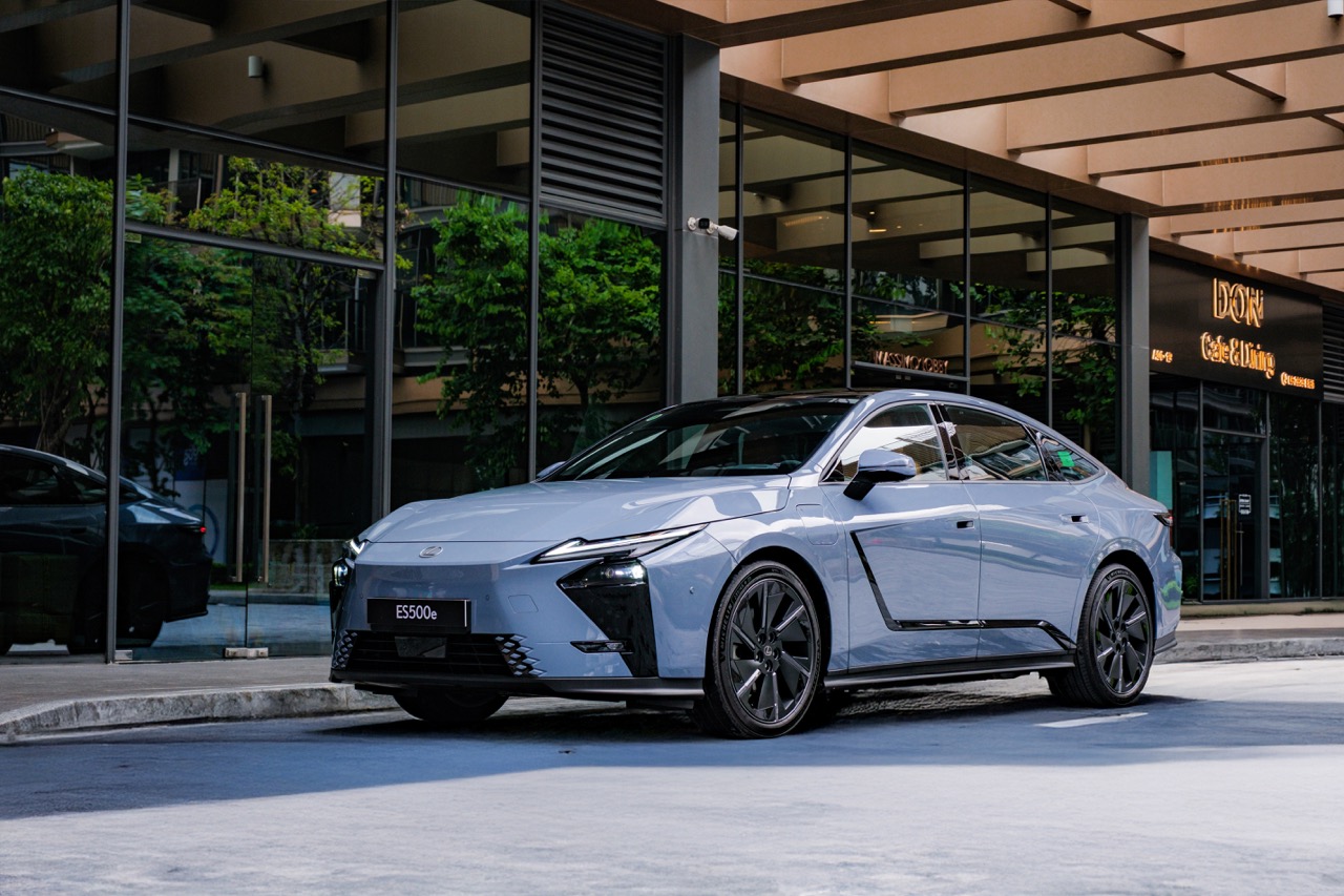 Lexus ES thế hệ mới giá từ 2,34 tỷ đồng, lần đầu có bản thuần điện tại Việt Nam