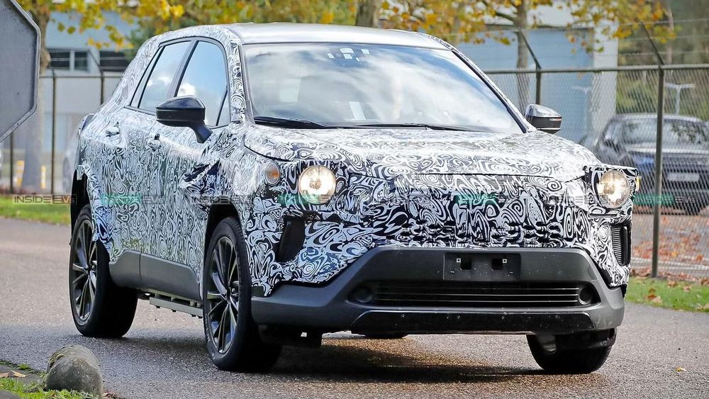 Toyota thử nghiệm SUV điện mới dưới lớp vỏ Corolla Cross, hé lộ nền tảng xe thế hệ mới