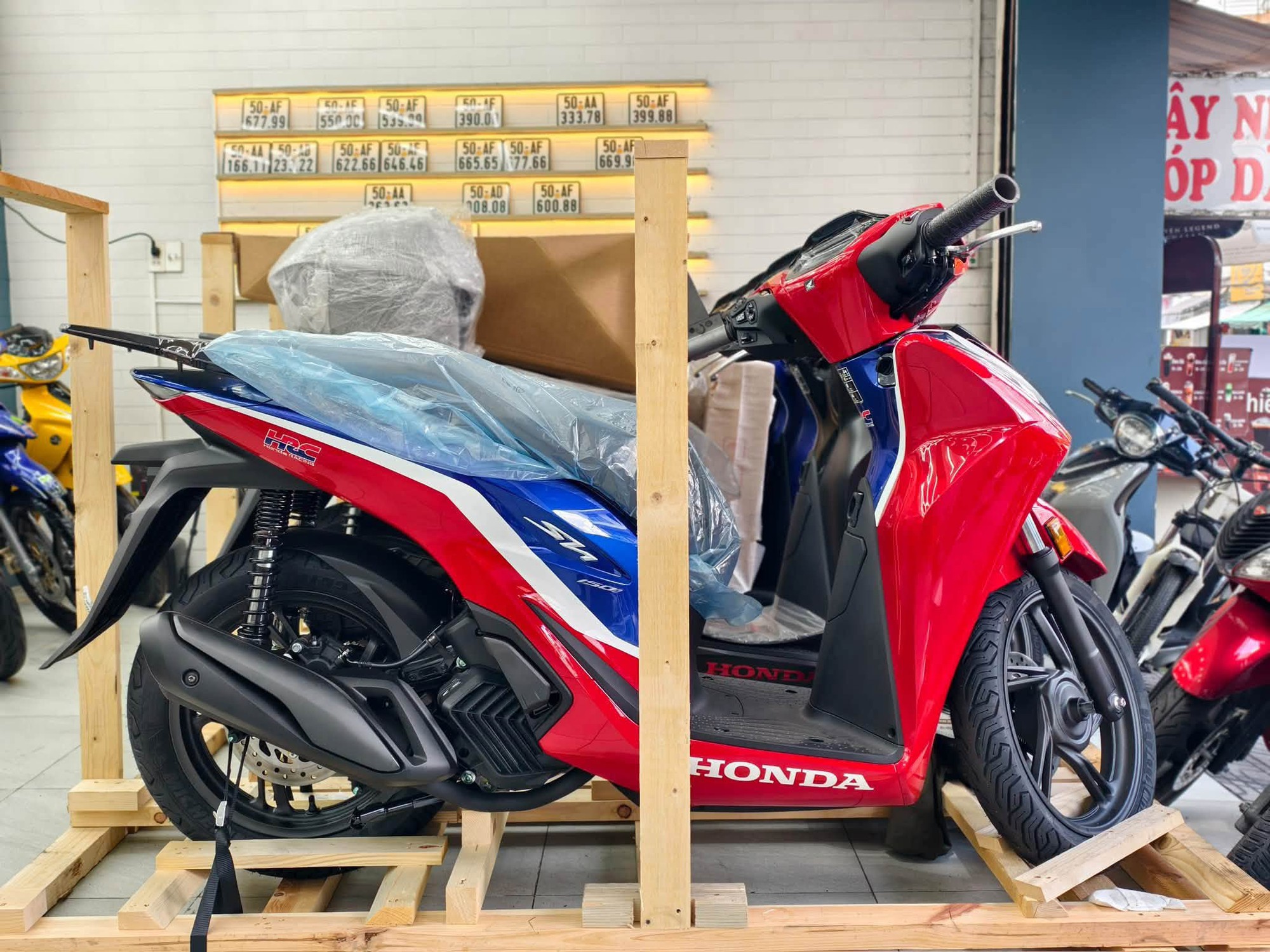 Honda SH150i HRC 2026 giá 250 triệu đồng tại Việt Nam, đắt gấp hơn 2 lần SH160i chính hãng